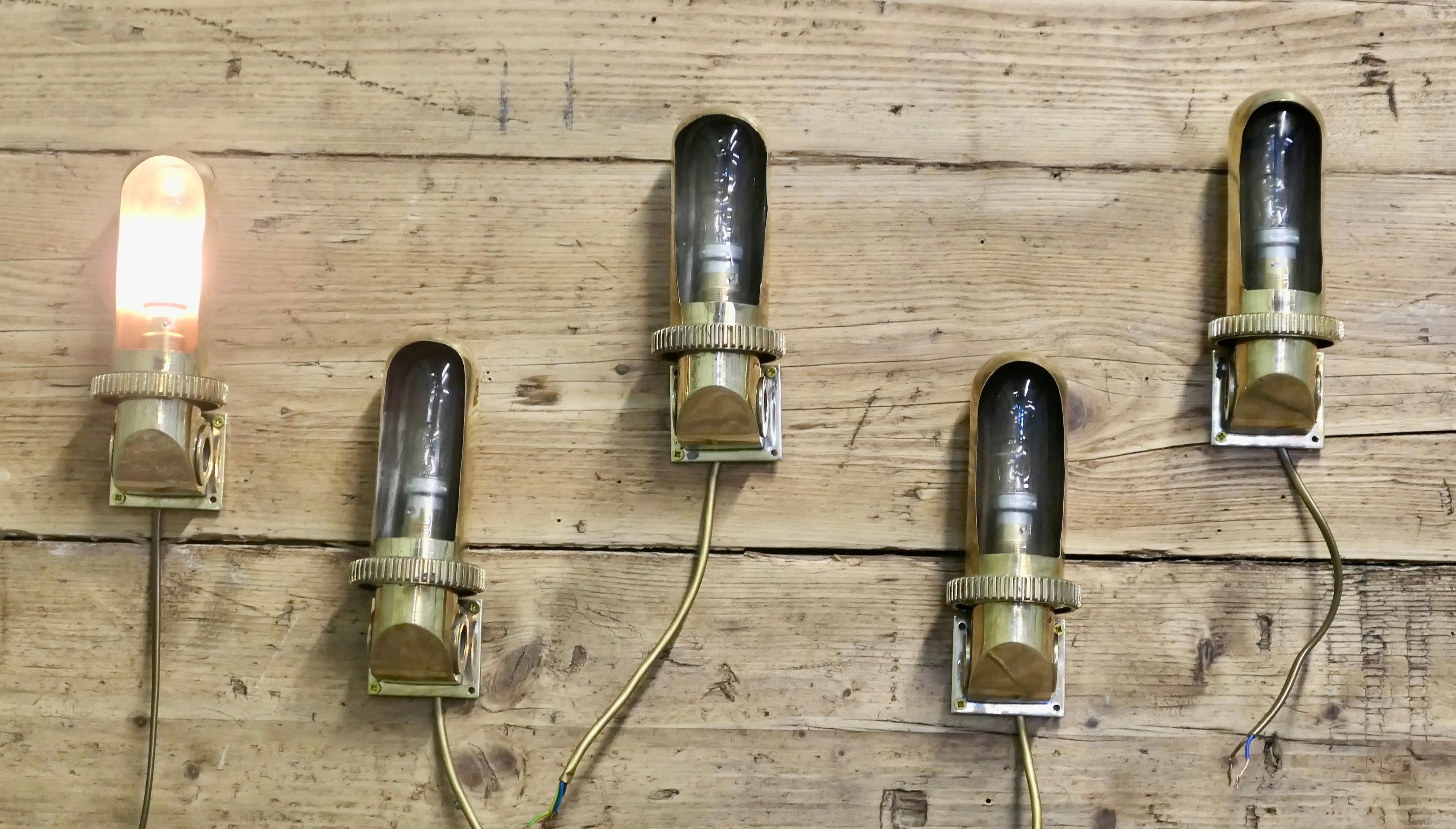 Juego de 5 lámparas náuticas vintage de latón a granel    Las lámparas son de latón Industrial en venta