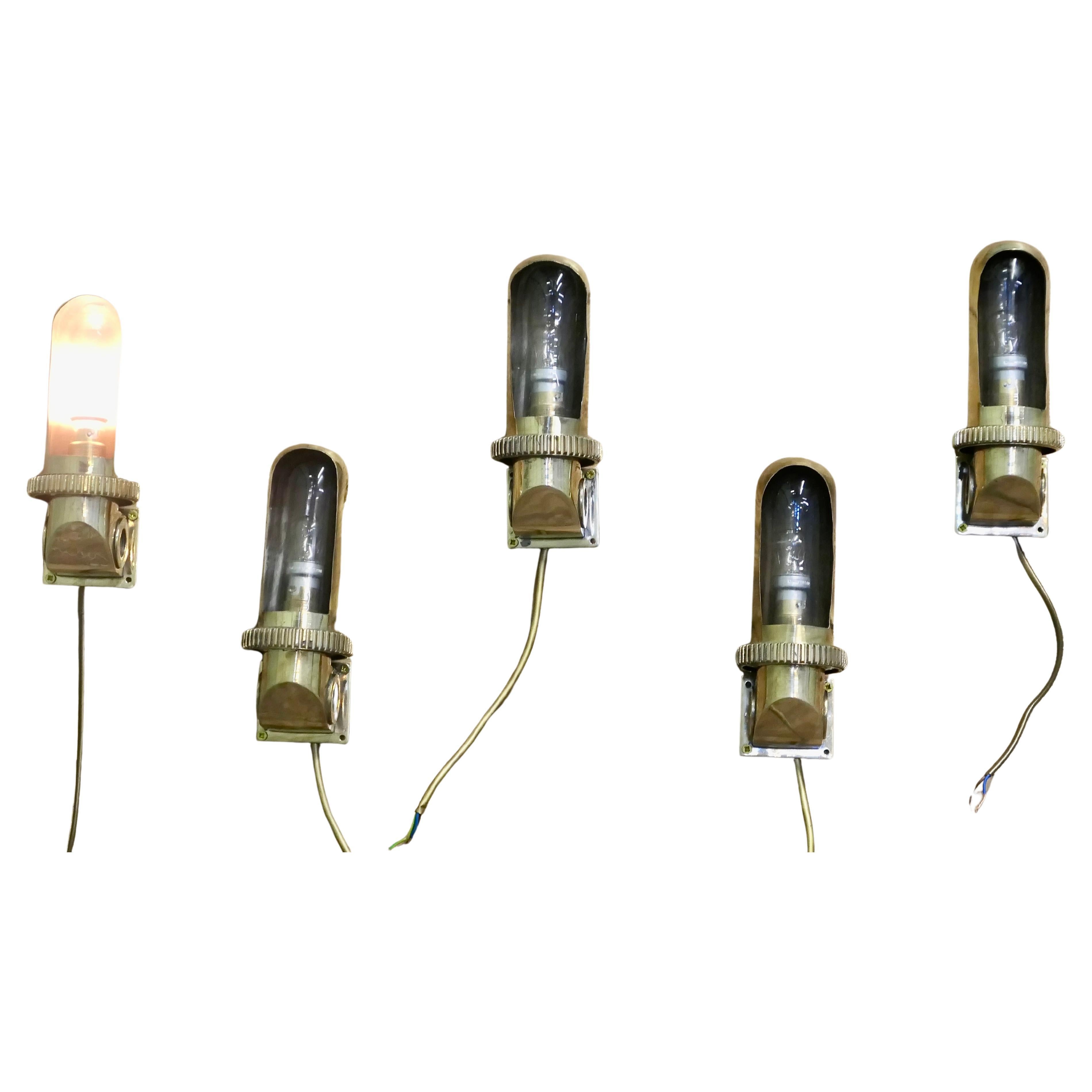 Set di 5 luci nautiche d'epoca in ottone a testa bassa    Le lampade sono realizzate in ottone