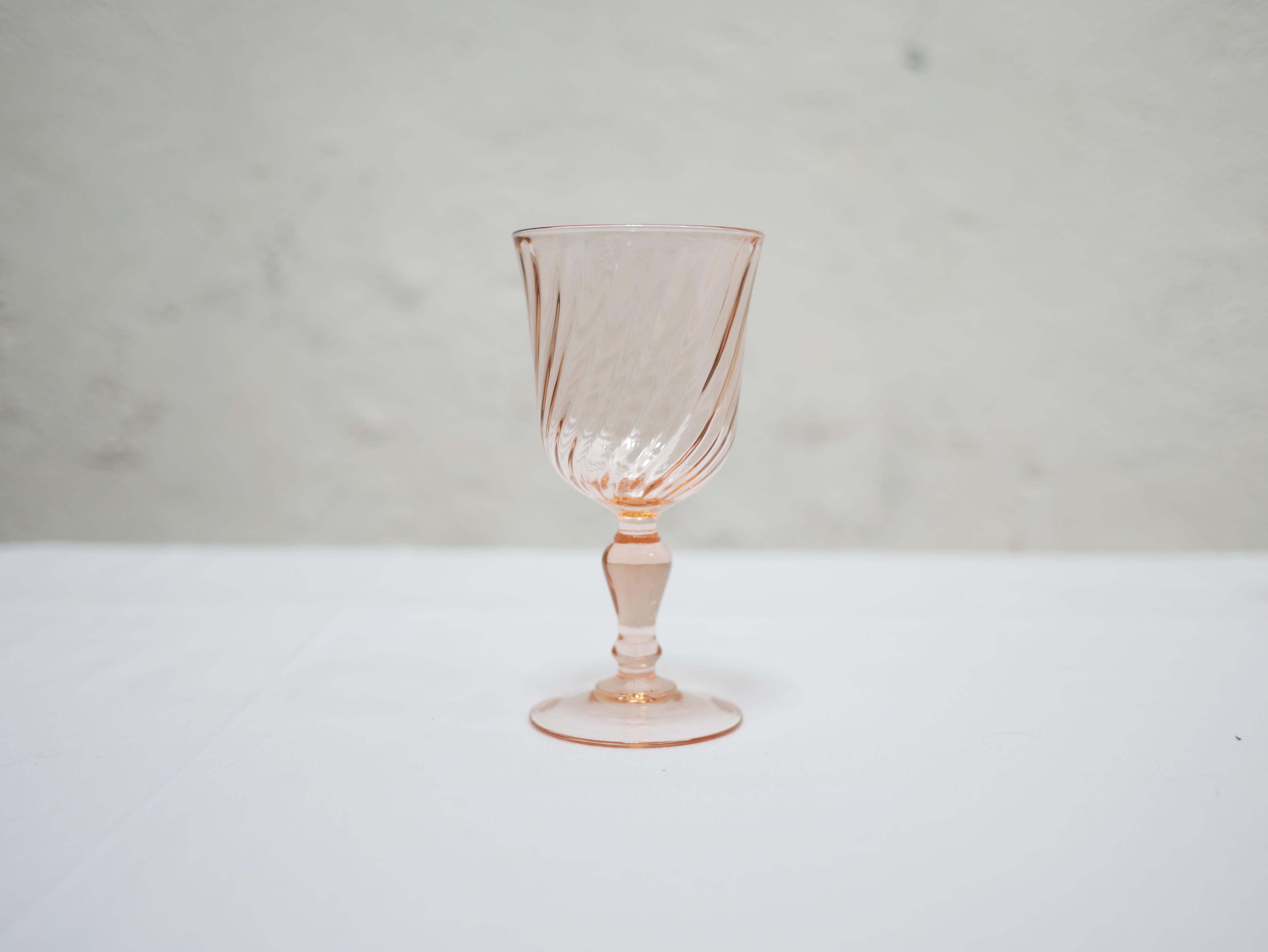 Series of 5 stemmed glasses in pink glass produced by Luminarc France in the 1970s.

Their harmonious lines bring them a lot of softness and charm.
On the dining table or in the bar area of ??the living room, the set will give a trendy, vintage