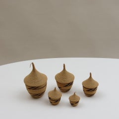 Ensemble de 5 pots à couvercle décoratifs vintage Tutsi Rwanda en rotin des années 1970