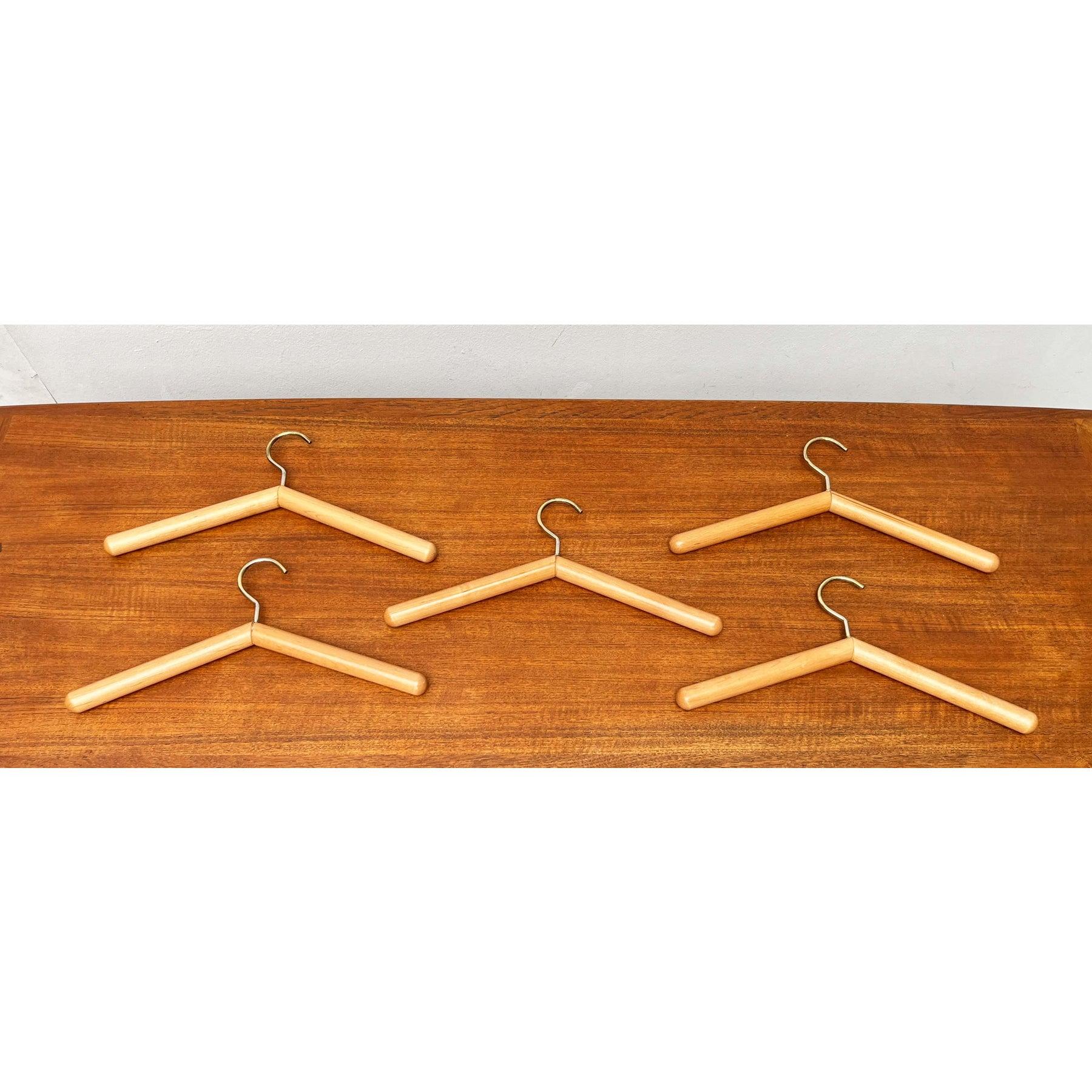 Appendiabiti Wood vintage, anni '70, set di 5, in ottime condizioni. Progettato dal 1970 al 1979

Informazioni aggiuntive:
Materiali: Metallo, Wood
Colore: marrone
Periodo: Dal 1970 al 1979
Tipo di articolo: Vintage, Antico o Pre-owned
Dimensioni: