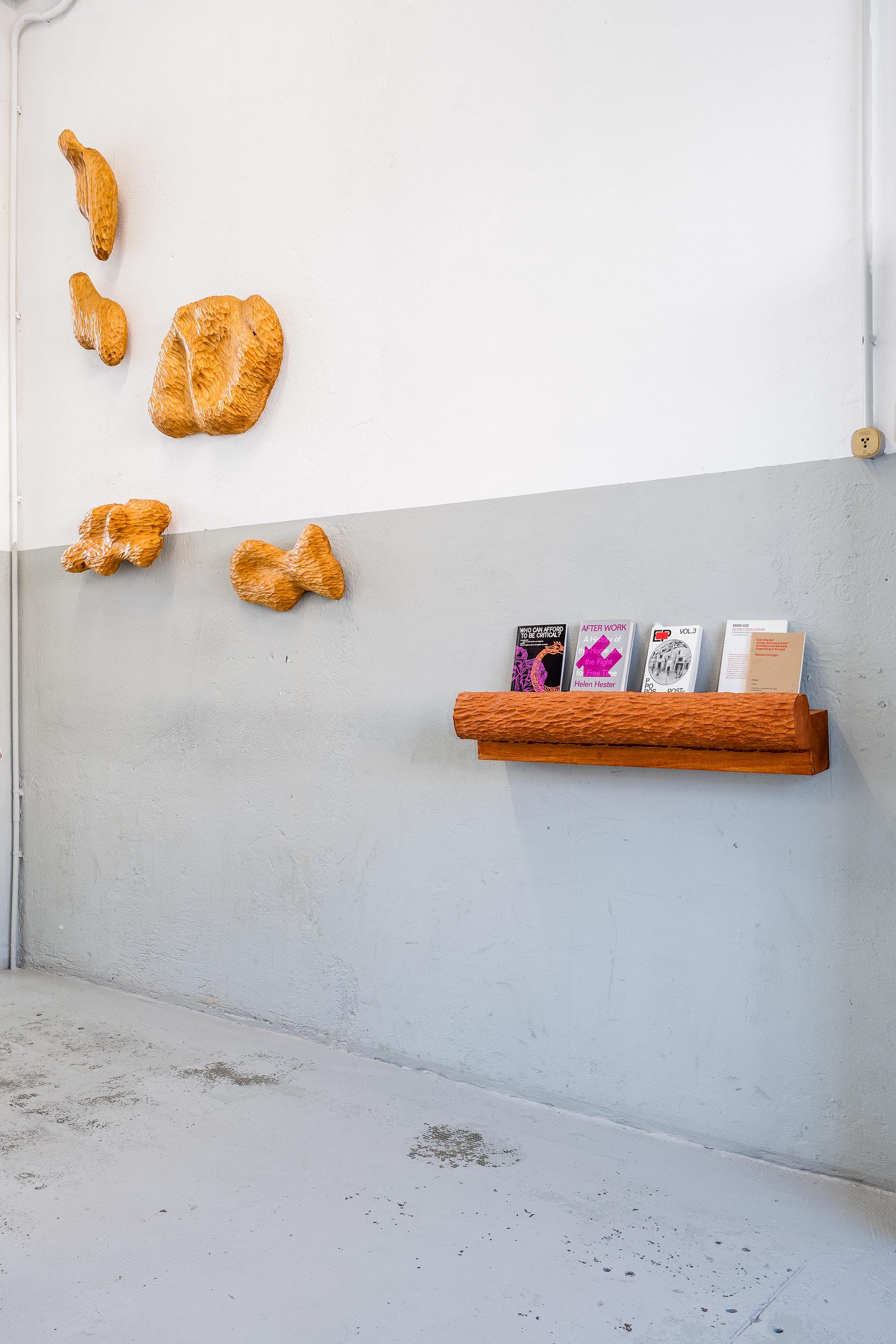 Juego de 5 Piezas de Pared Talladas a Mano Volumen 02 en Madera de Abachi Teñida by Tellurico Posmoderno en venta