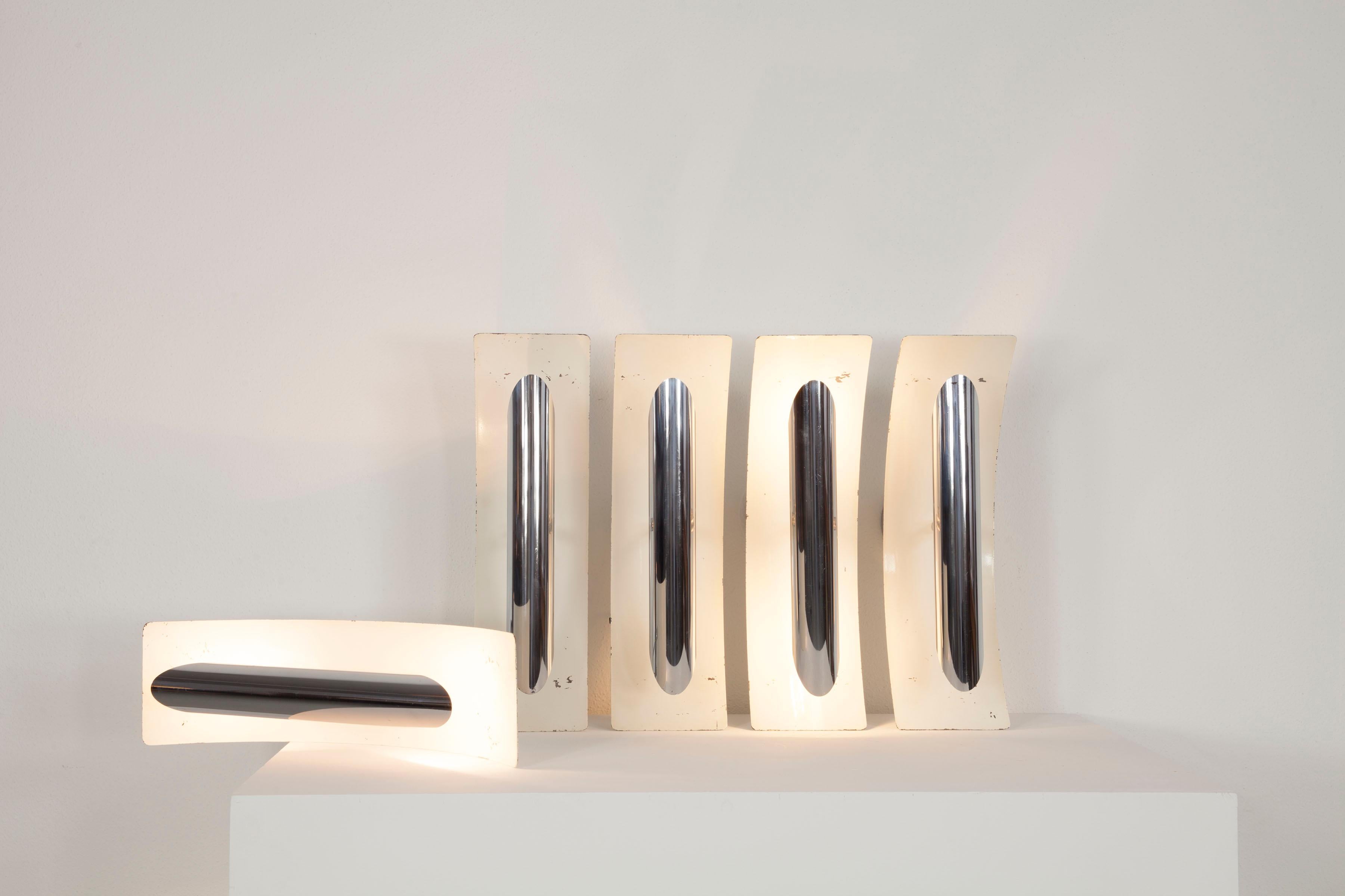 Set of 5 white lacquered aluminium and chrome wall lamp. Designed by Goffredo Reggiani, Italy 1970s

