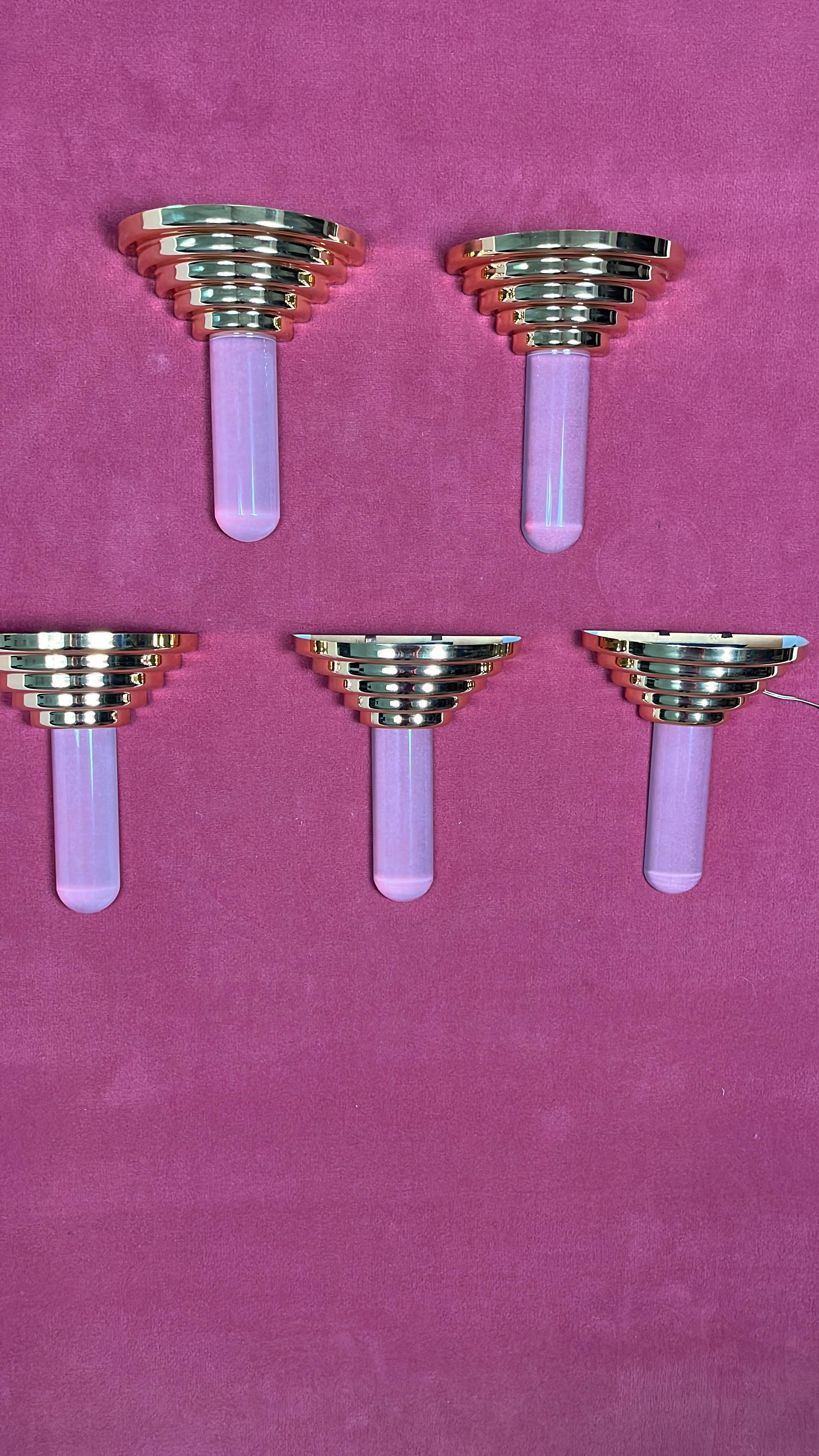 Set di 5 lampade da parete a luce alogena Holywood stile Regency anni '70
Struttura in metallo dorato e plexiglass.
Condit e in buone condizioni.