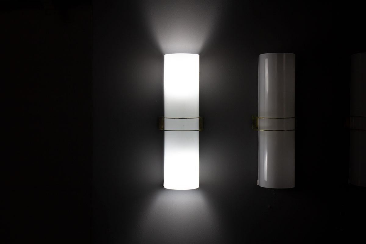 Set di 5 lampade da parete in ottone e opalina, design italiano 1950 in vendita 4