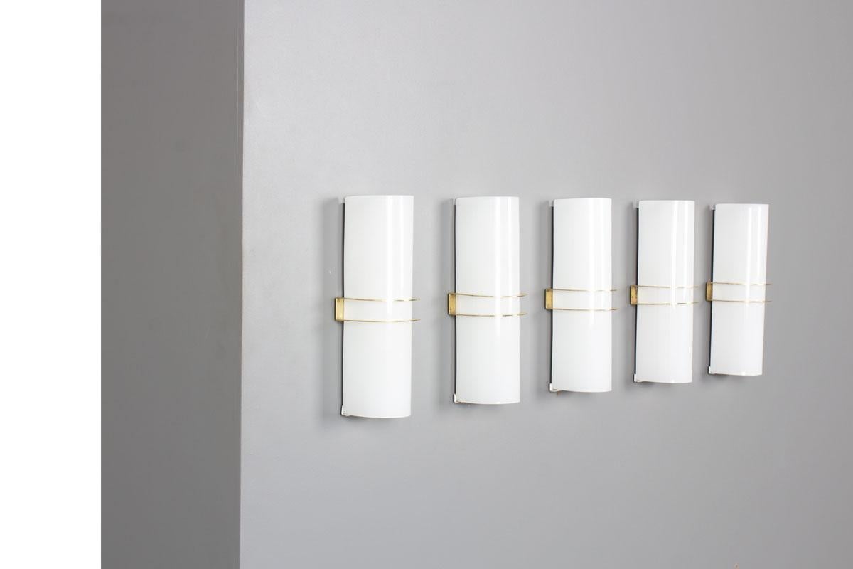 Set di 5 lampade da parete provenienti dall'Italia degli anni '50
Attacco a parete in ottone e vetro opalino a mezzaluna
Design chic
2 punti luce per ogni luce