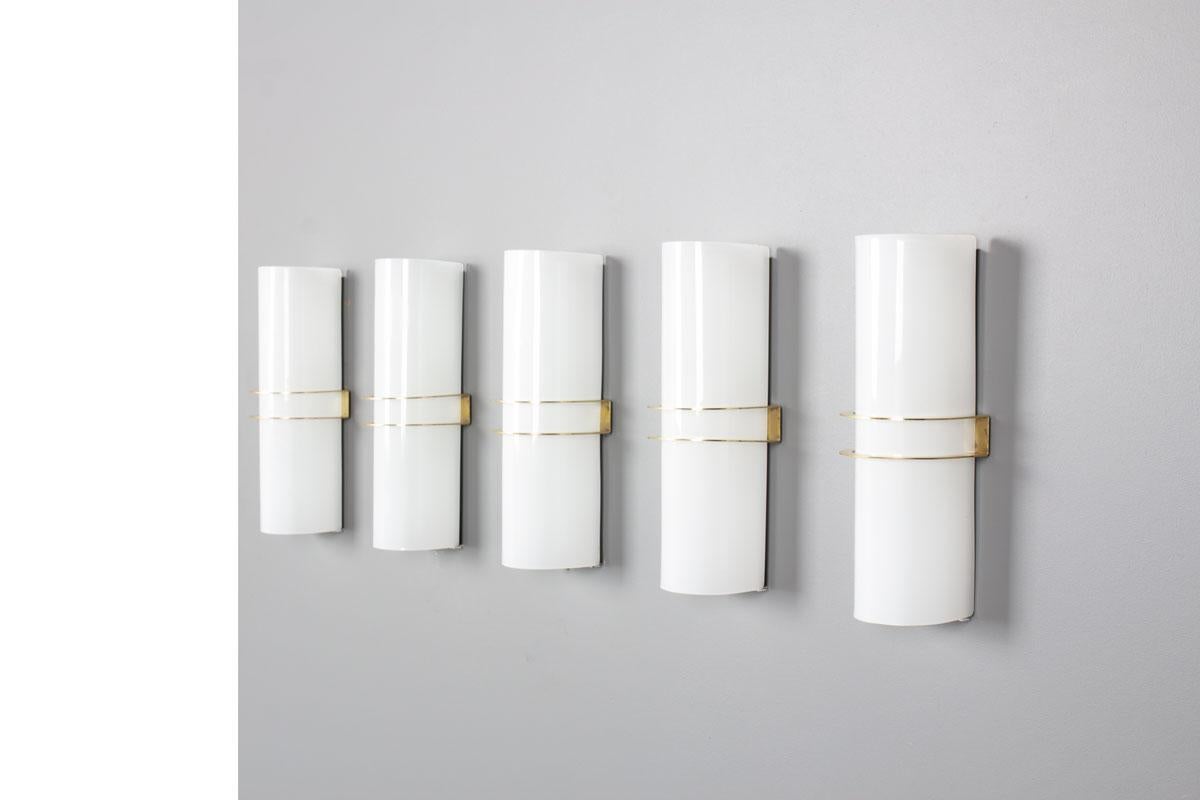 Italiano Set di 5 lampade da parete in ottone e opalina, design italiano 1950 in vendita