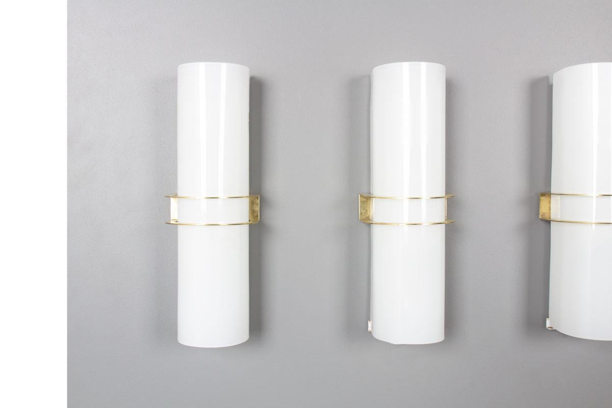 Set di 5 lampade da parete in ottone e opalina, design italiano 1950 In condizioni buone in vendita a JASSANS-RIOTTIER, FR