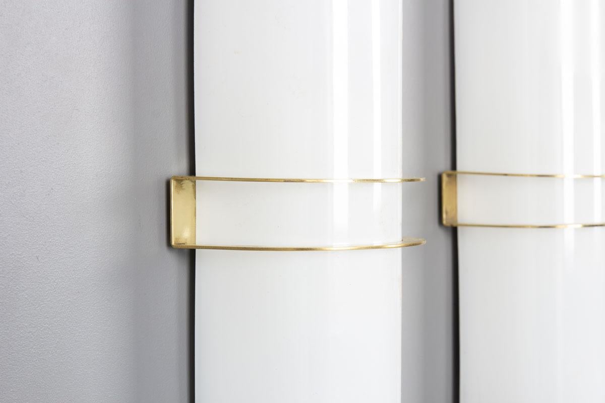 XX secolo Set di 5 lampade da parete in ottone e opalina, design italiano 1950 in vendita