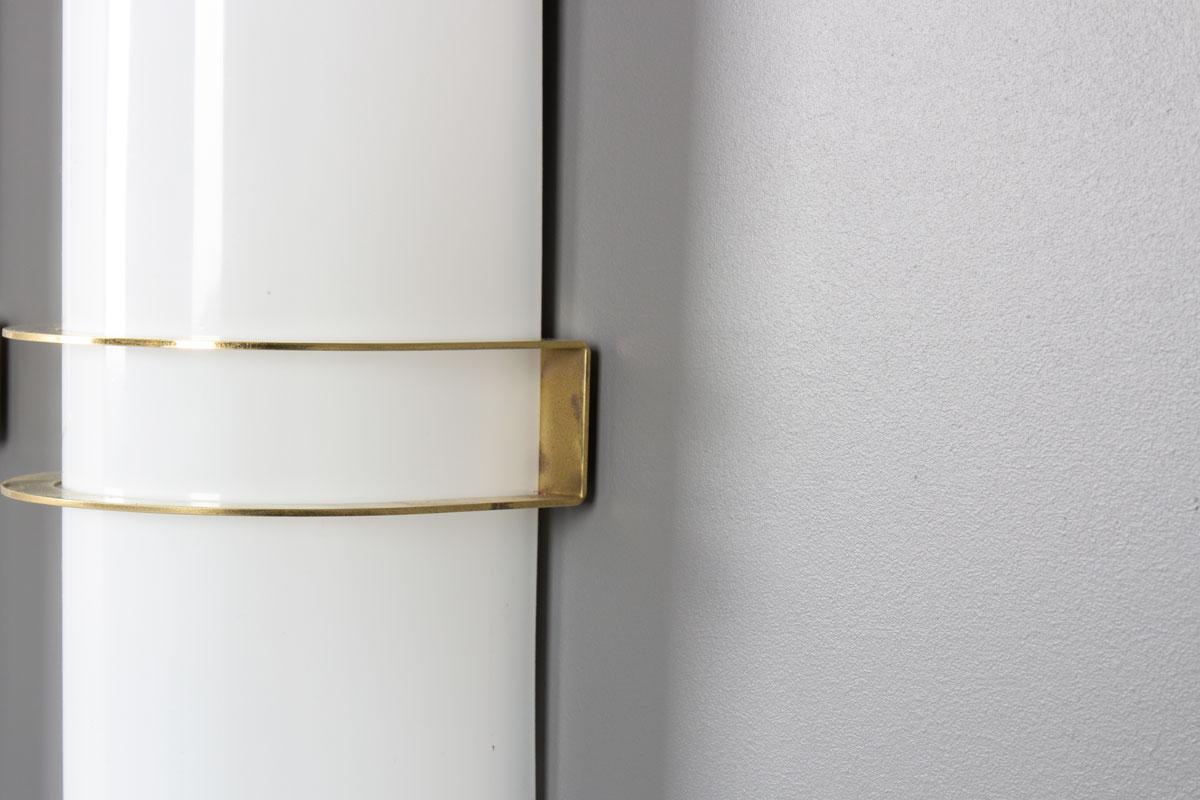 Ottone Set di 5 lampade da parete in ottone e opalina, design italiano 1950 in vendita