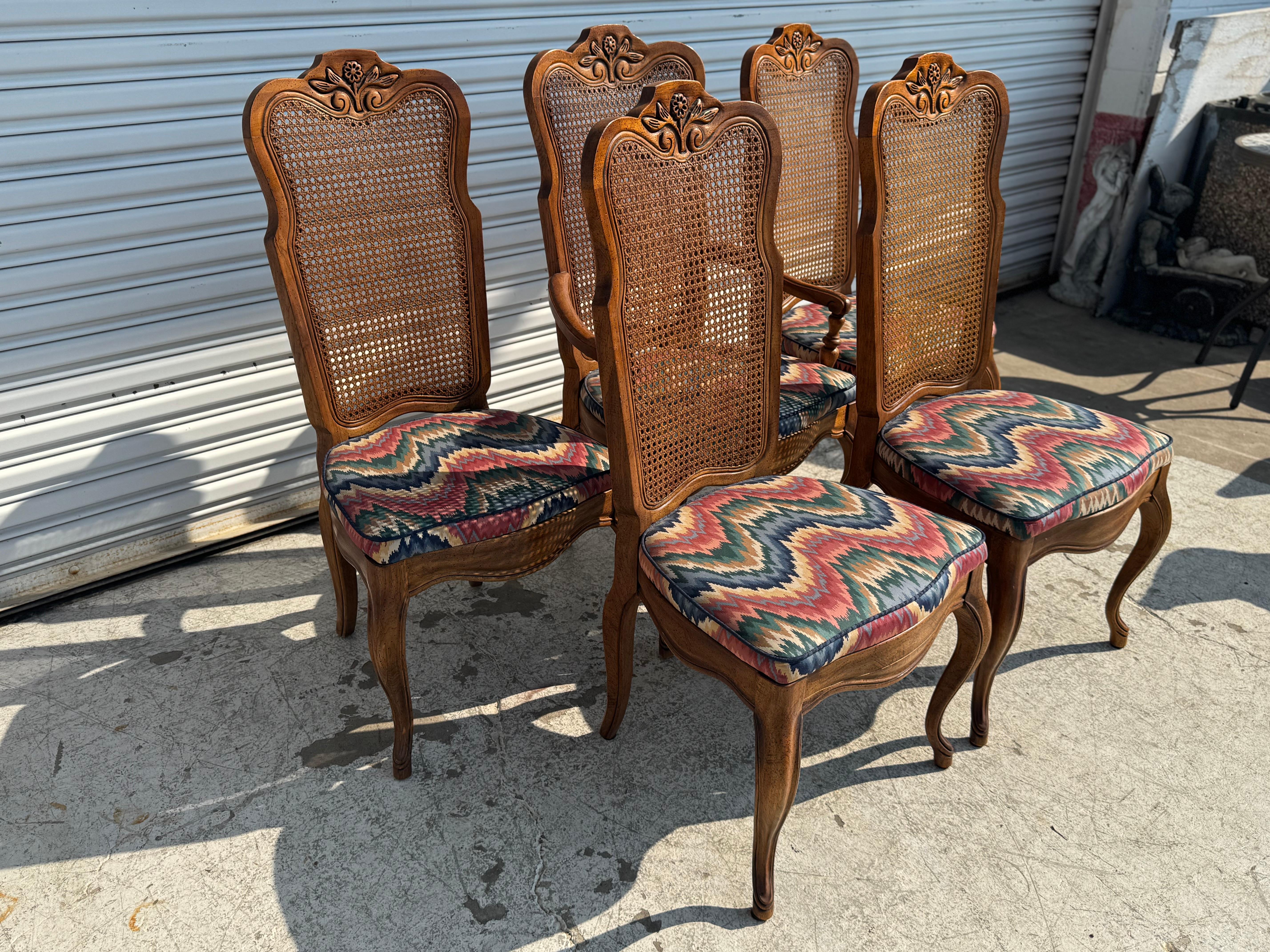 Il s'agit d'une belle série de  Chaises d'appoint à dossier canné de style provincial français.
Les chaises ont un dossier haut.
L'appui-tête est sculpté et les chaises sont joliment sculptées.