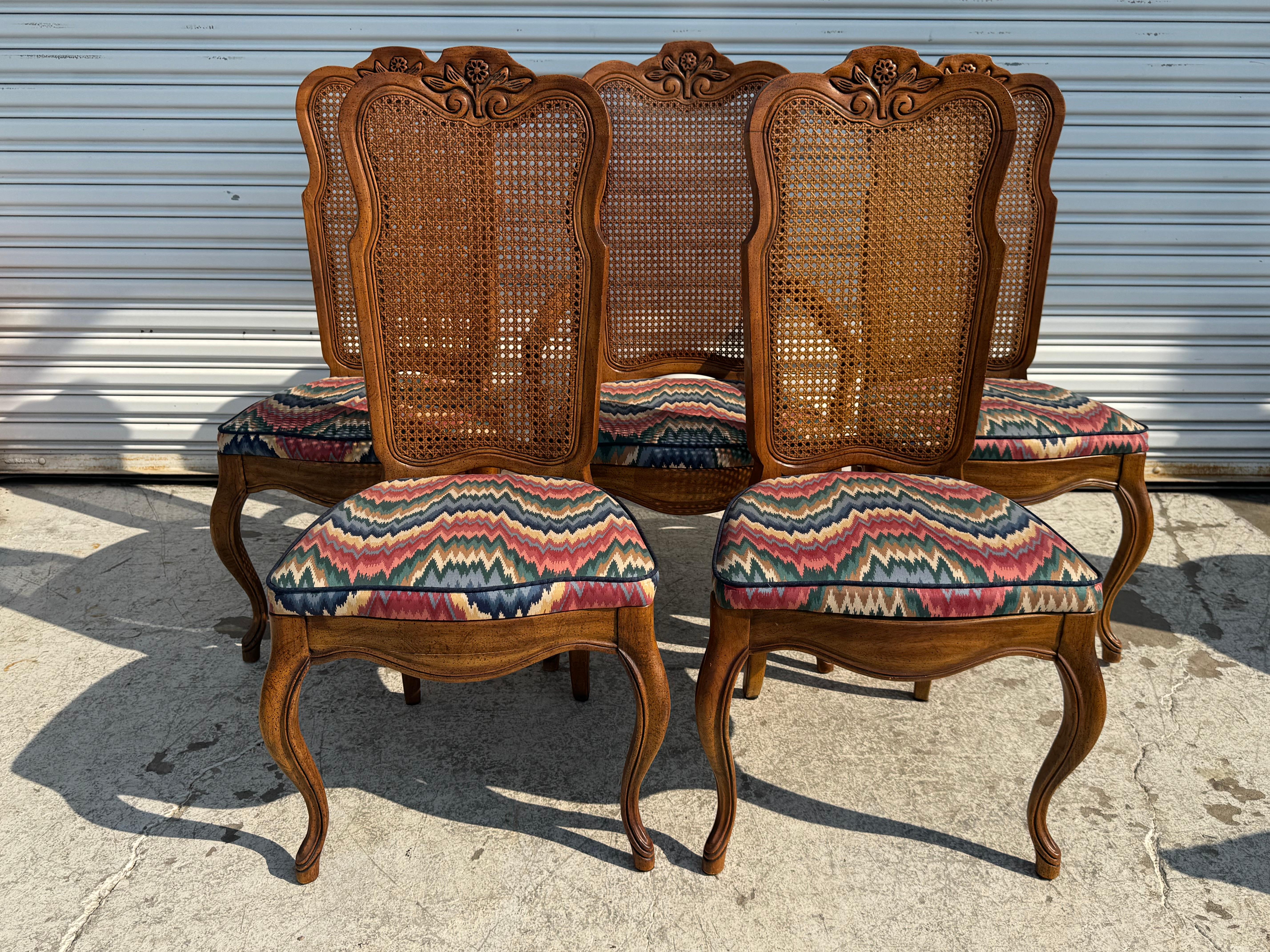Provincial français Ensemble de 5 chaises d'appoint provinciales en noyer à dossier canné en vente