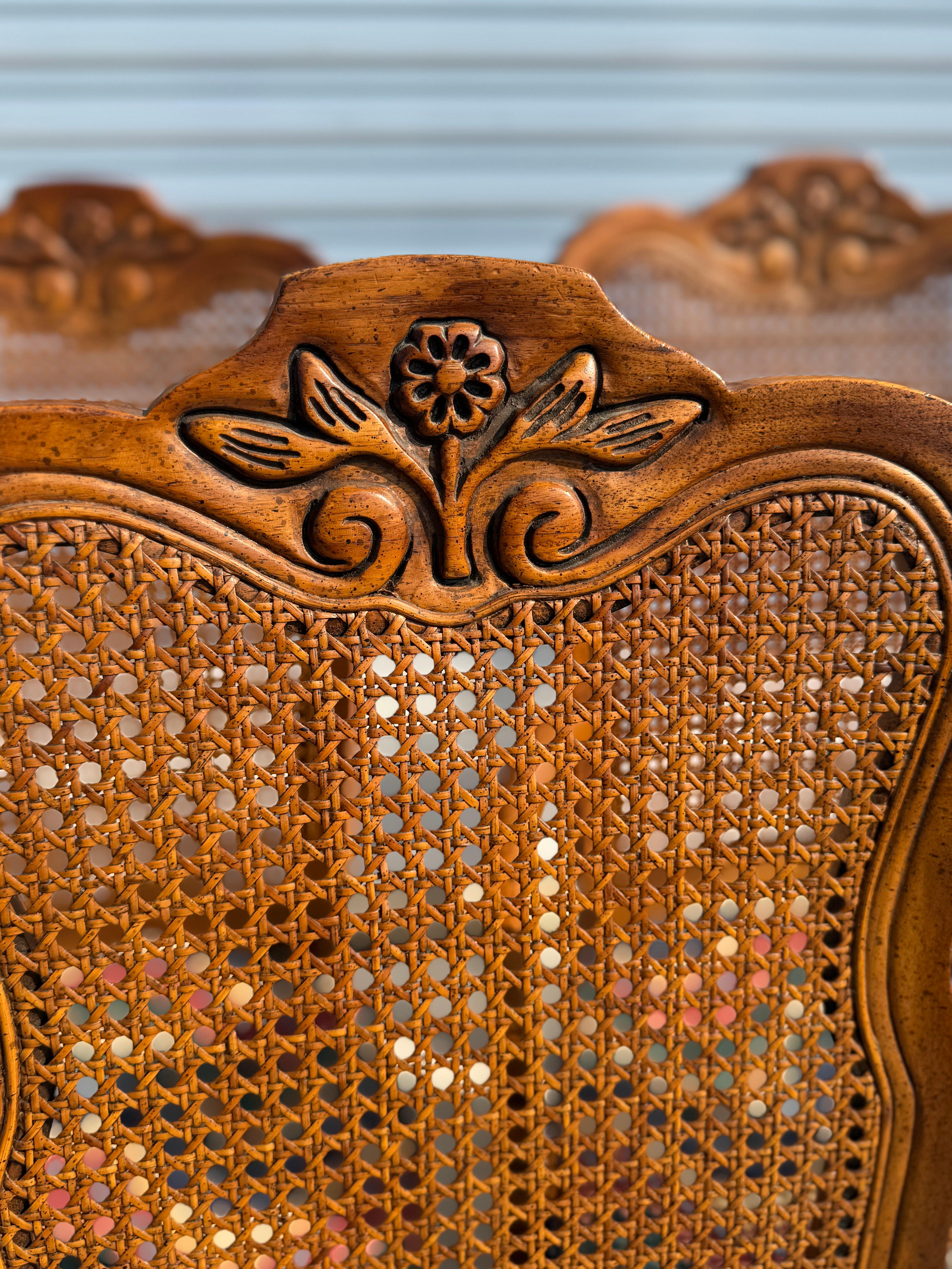 Ensemble de 5 chaises d'appoint provinciales en noyer à dossier canné Bon état - En vente à Pasadena, TX