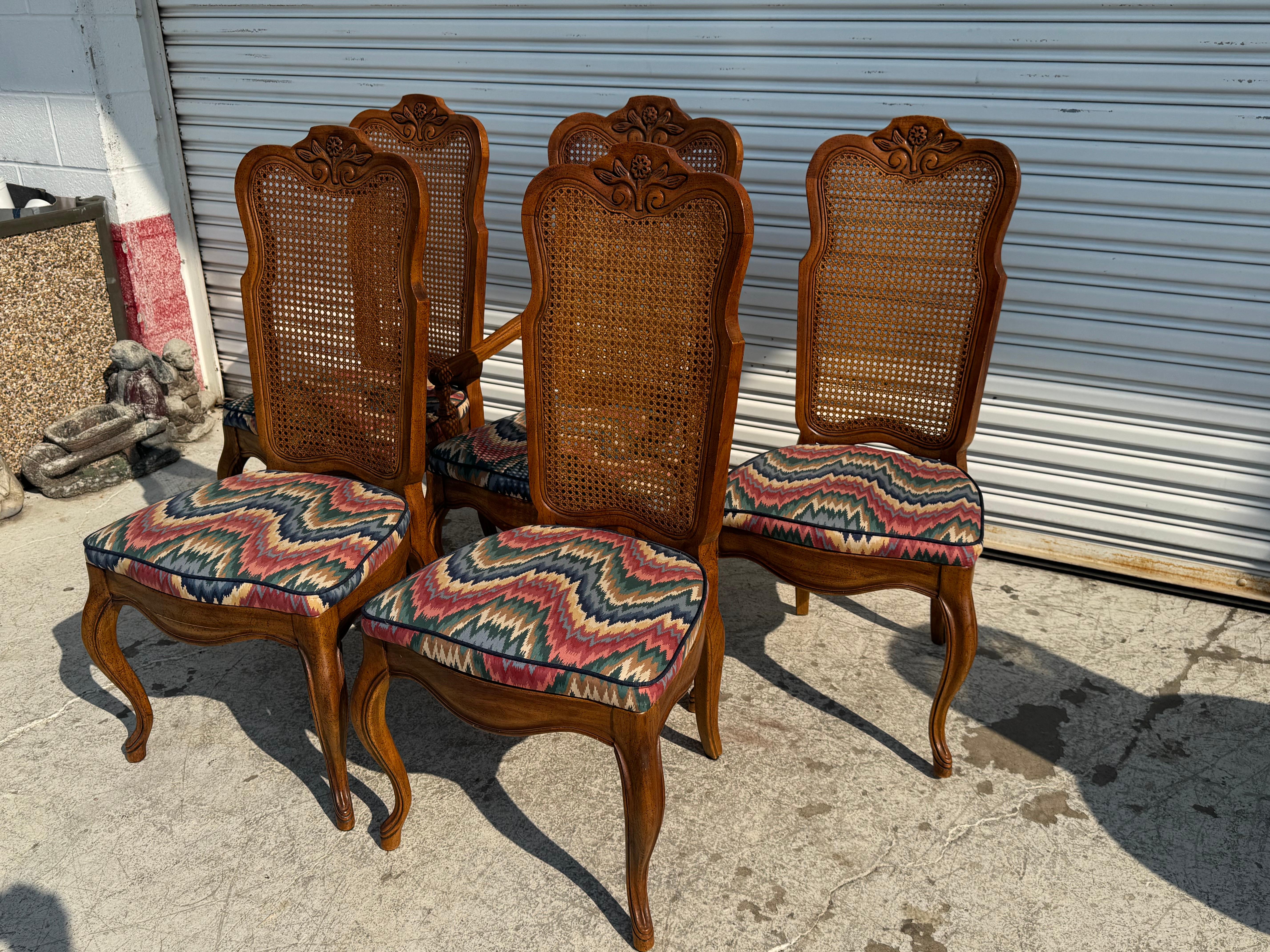 20ième siècle Ensemble de 5 chaises d'appoint provinciales en noyer à dossier canné en vente