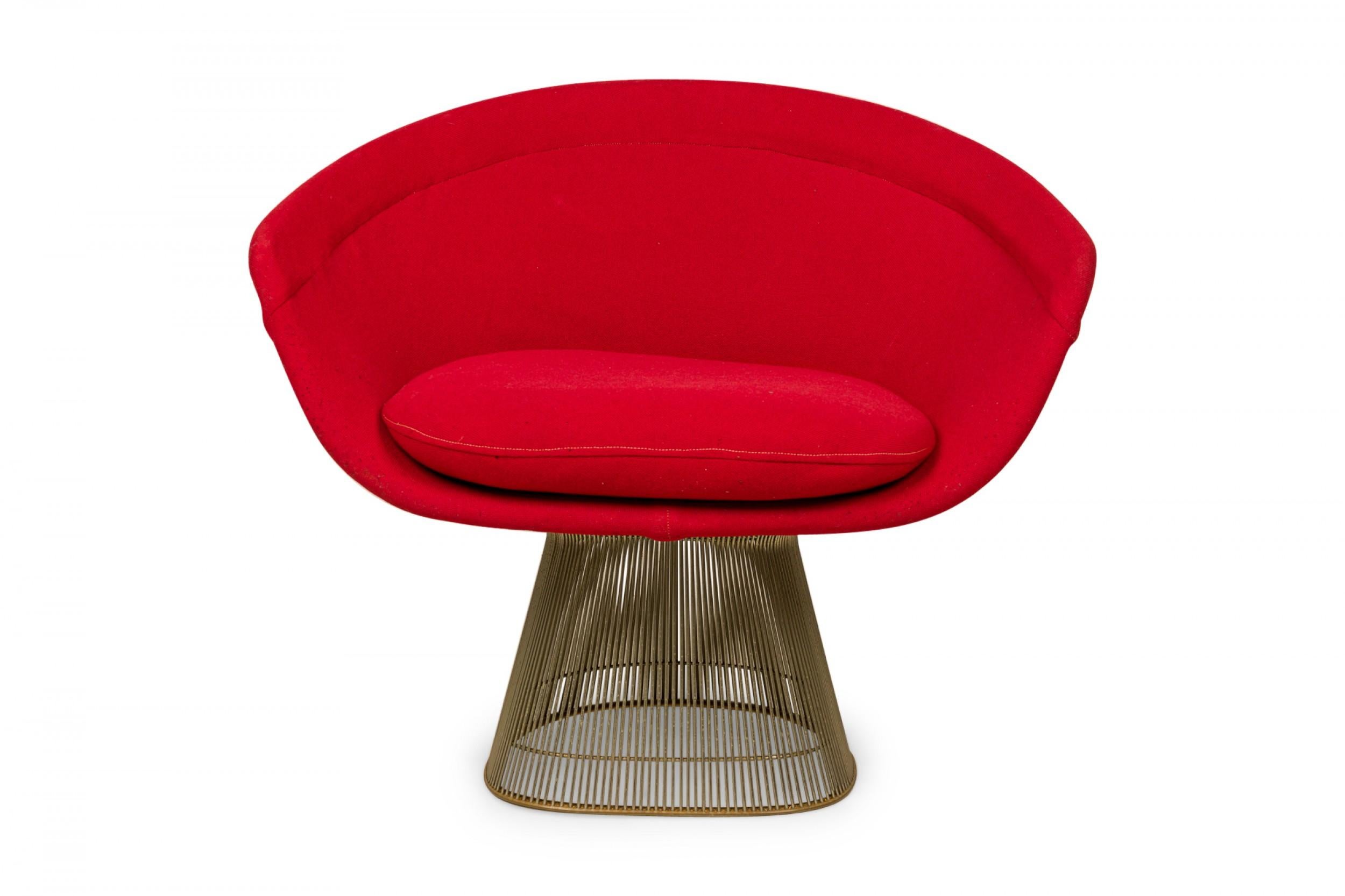 SET von 5 amerikanischen Loungesesseln aus der Mitte des Jahrhunderts mit Sanduhrformen, die aus geformten Stahlstäben bestehen, mit geformten Sitzen aus Fiberglas, die mit rotem, strukturiertem Stoff gepolstert sind, mit abnehmbaren Sitzkissen.