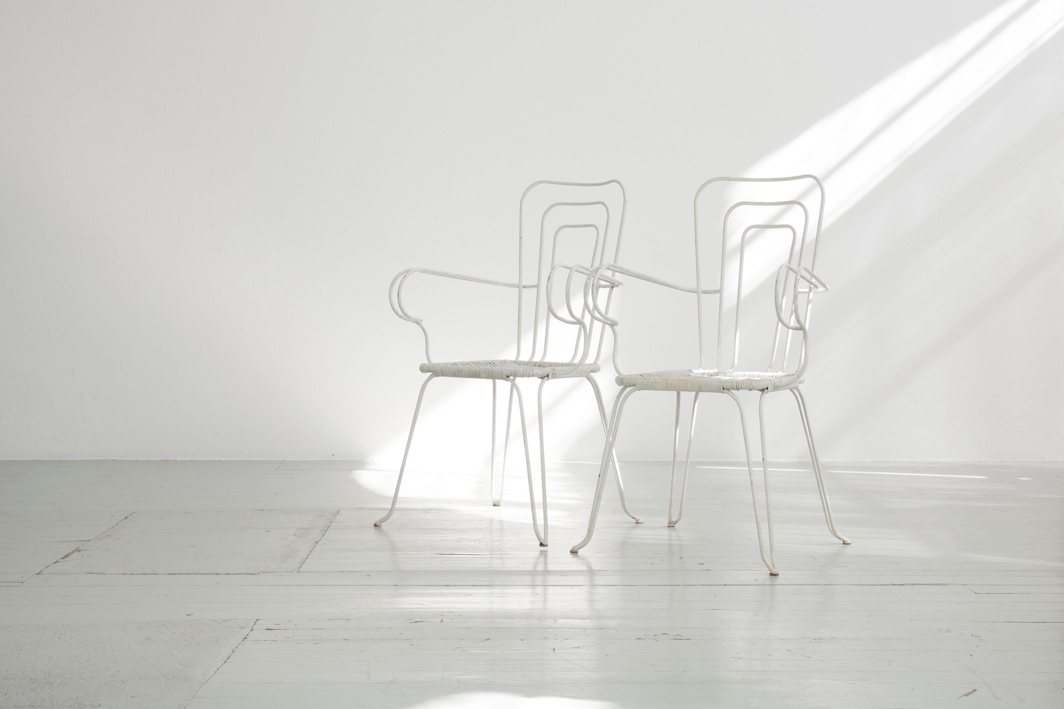 Ensemble de 5 chaises de jardin blanches avec sièges en plastique tissé, Italie, années 1960 en vente 2