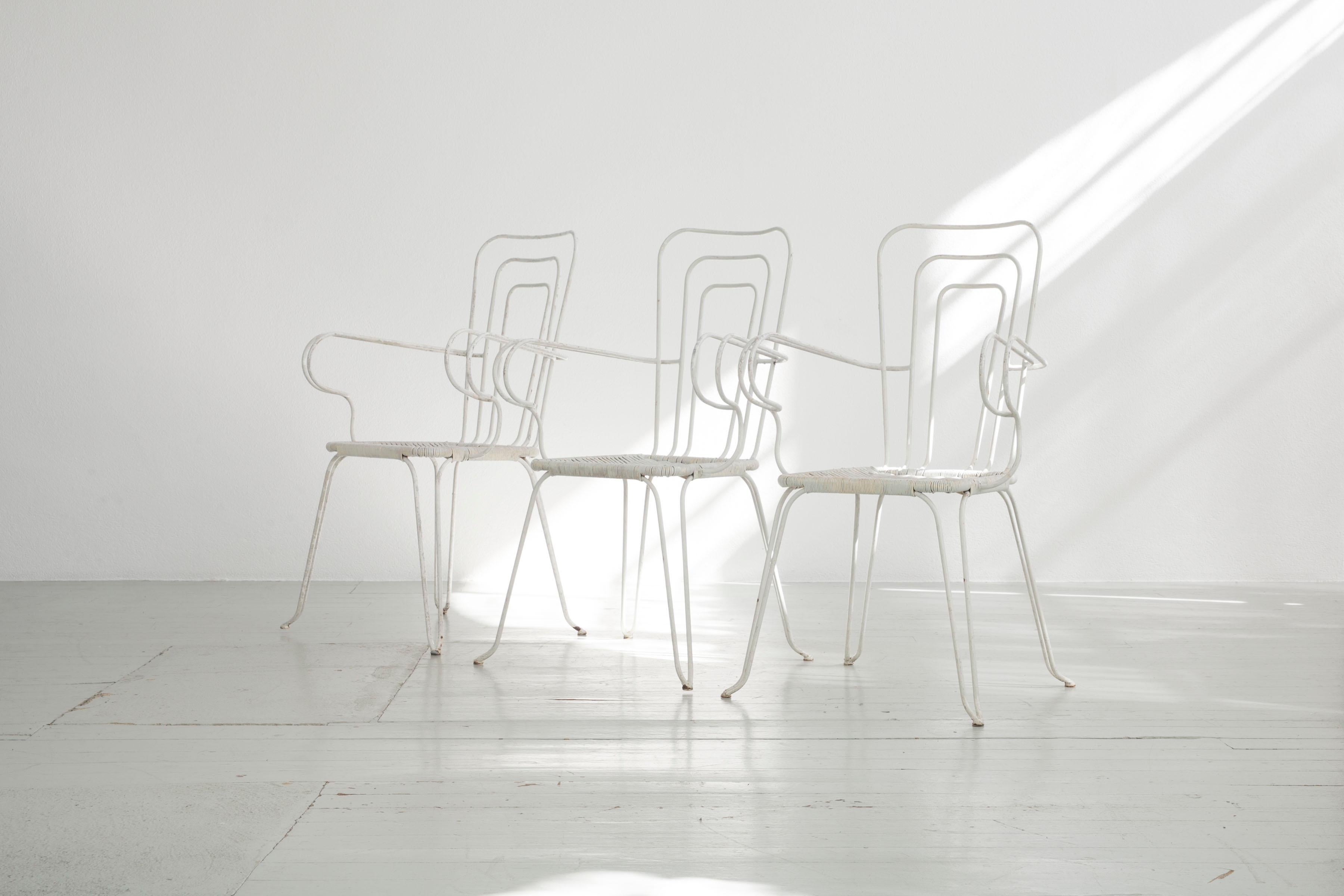 Ensemble de 5 chaises de jardin blanches avec sièges en plastique tissé, Italie, années 1960 en vente 3