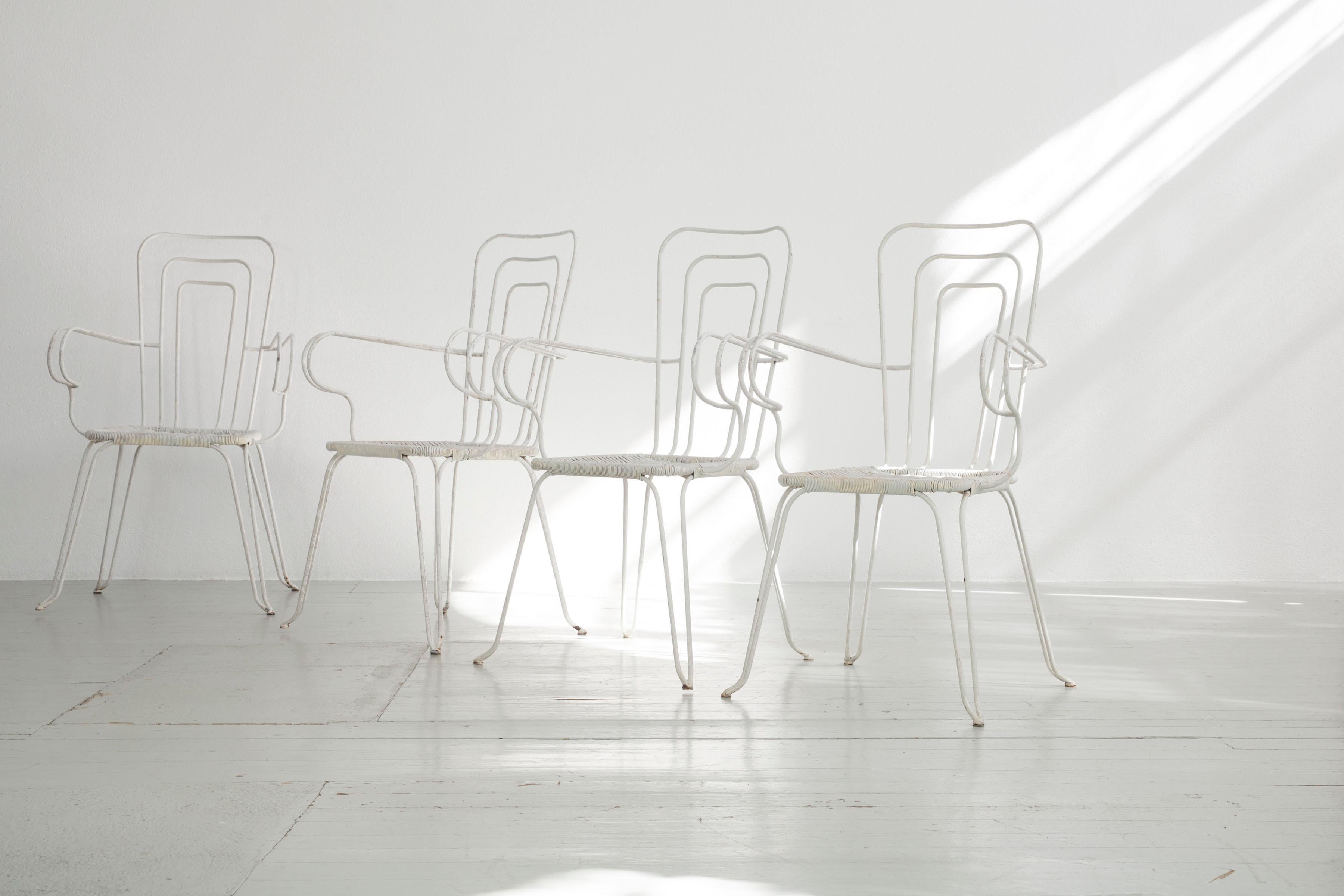 Ensemble de 5 chaises de jardin blanches avec sièges en plastique tissé, Italie, années 1960 en vente 4