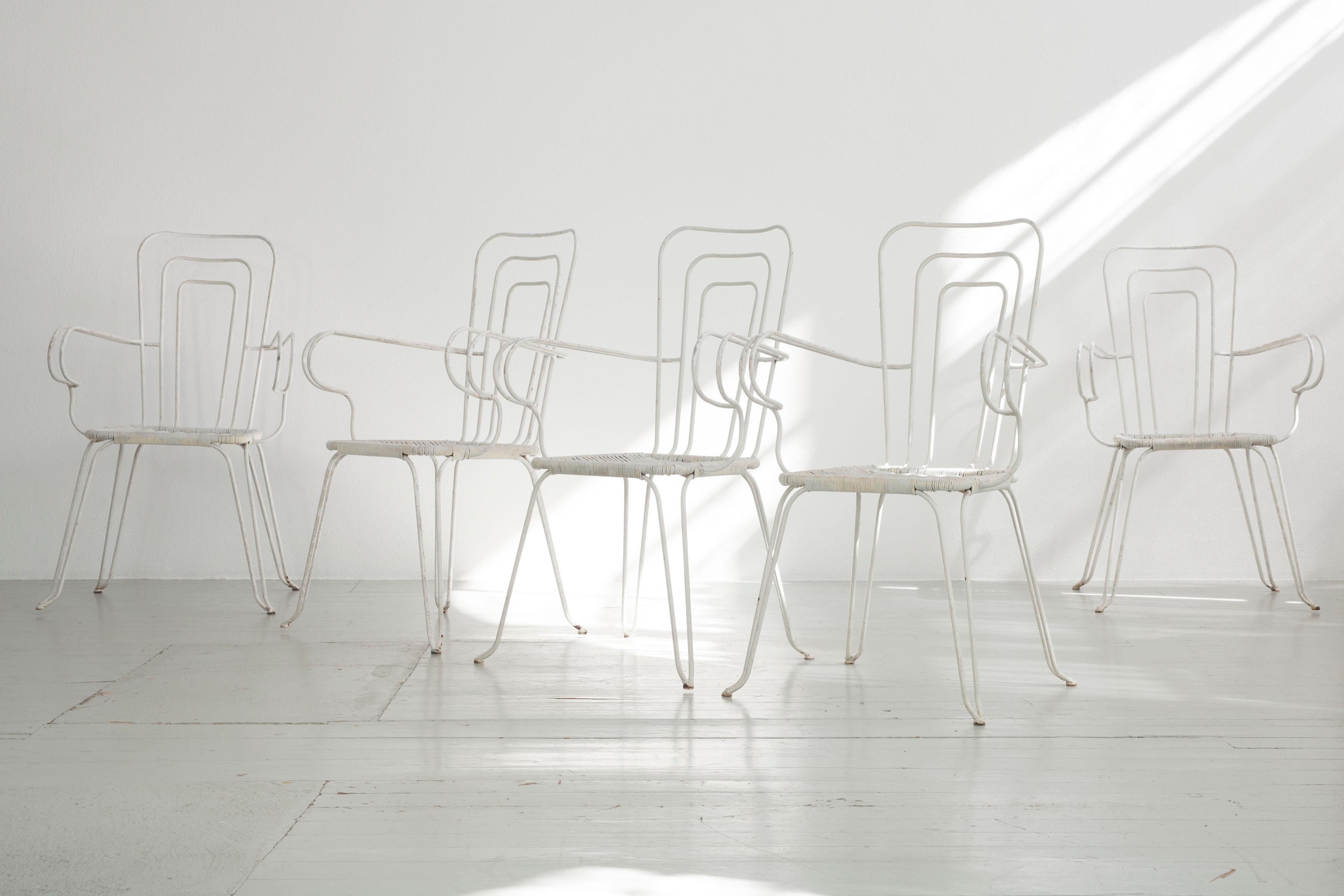 Ensemble de 5 chaises de jardin blanches avec sièges en plastique tissé, Italie, années 1960 en vente 5