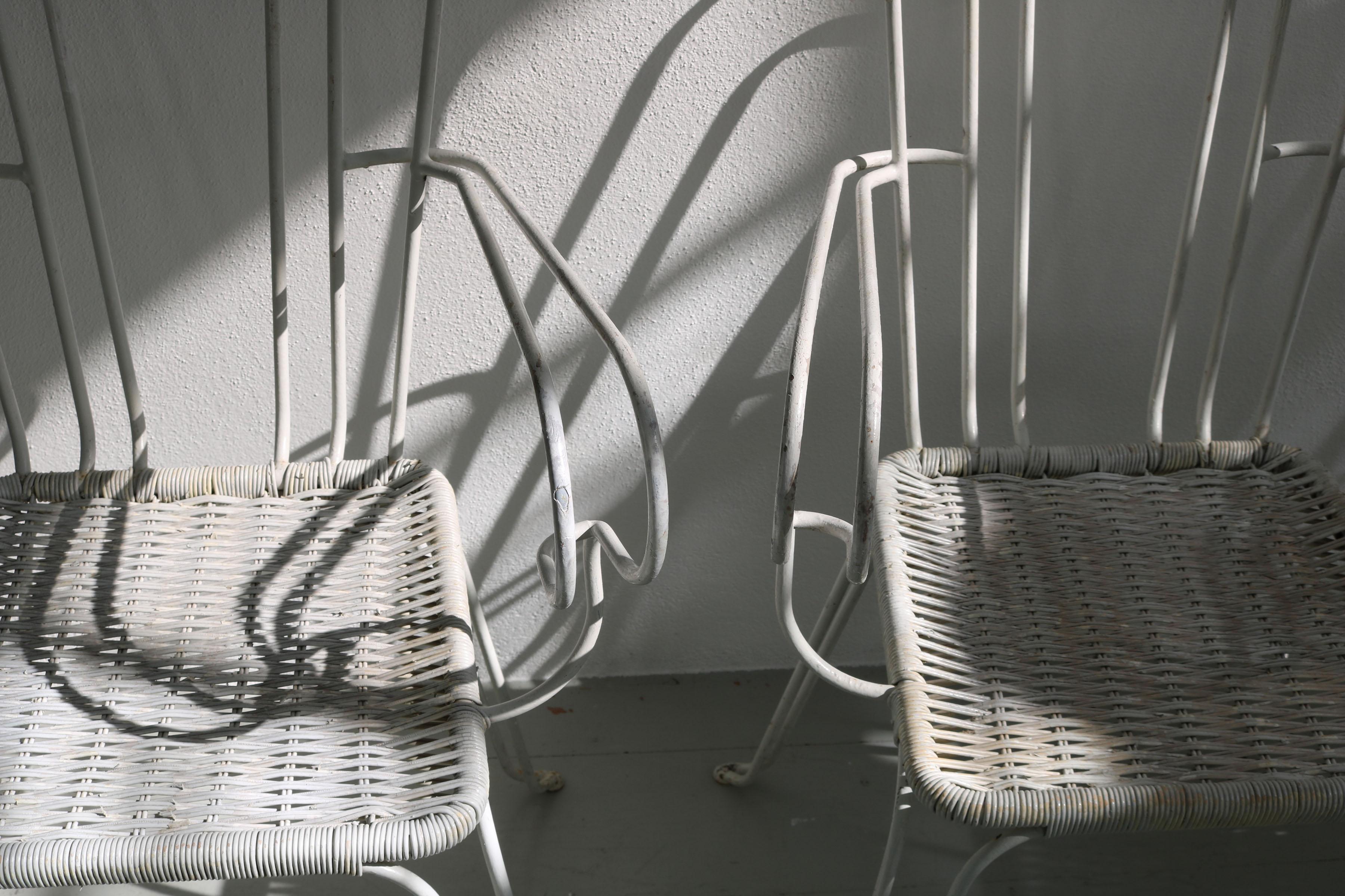 Ensemble de 5 chaises de jardin blanches avec sièges en plastique tissé, Italie, années 1960 en vente 10