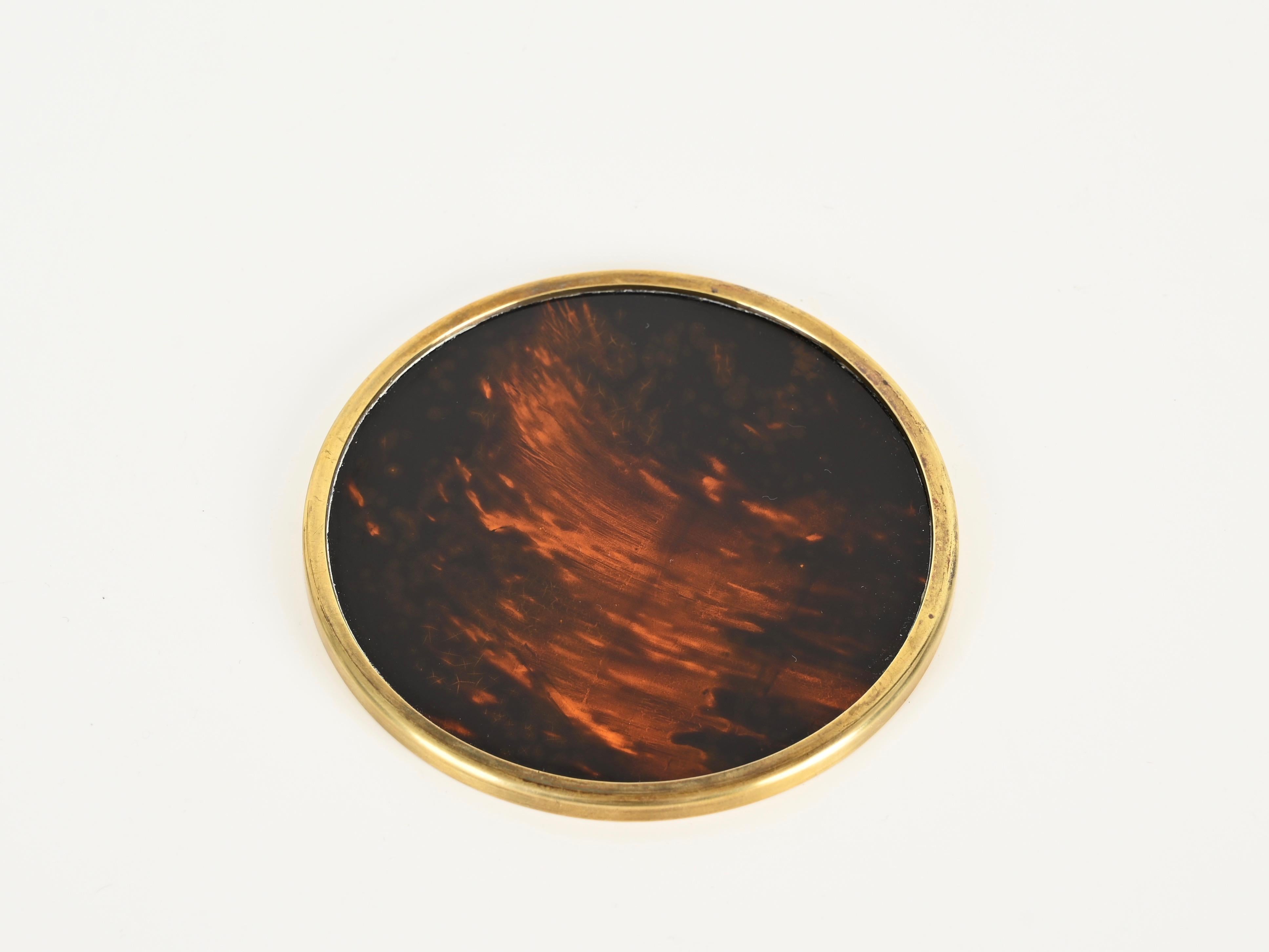 Wonderful set of five tortoiseshell effect coasters in lucite and brass. This beautiful set was designed by Willy Rizzo in Italy during 1970s.

Each coaster is made with of central part of tortoiseshell effect lucite enriched by a brass rim. The