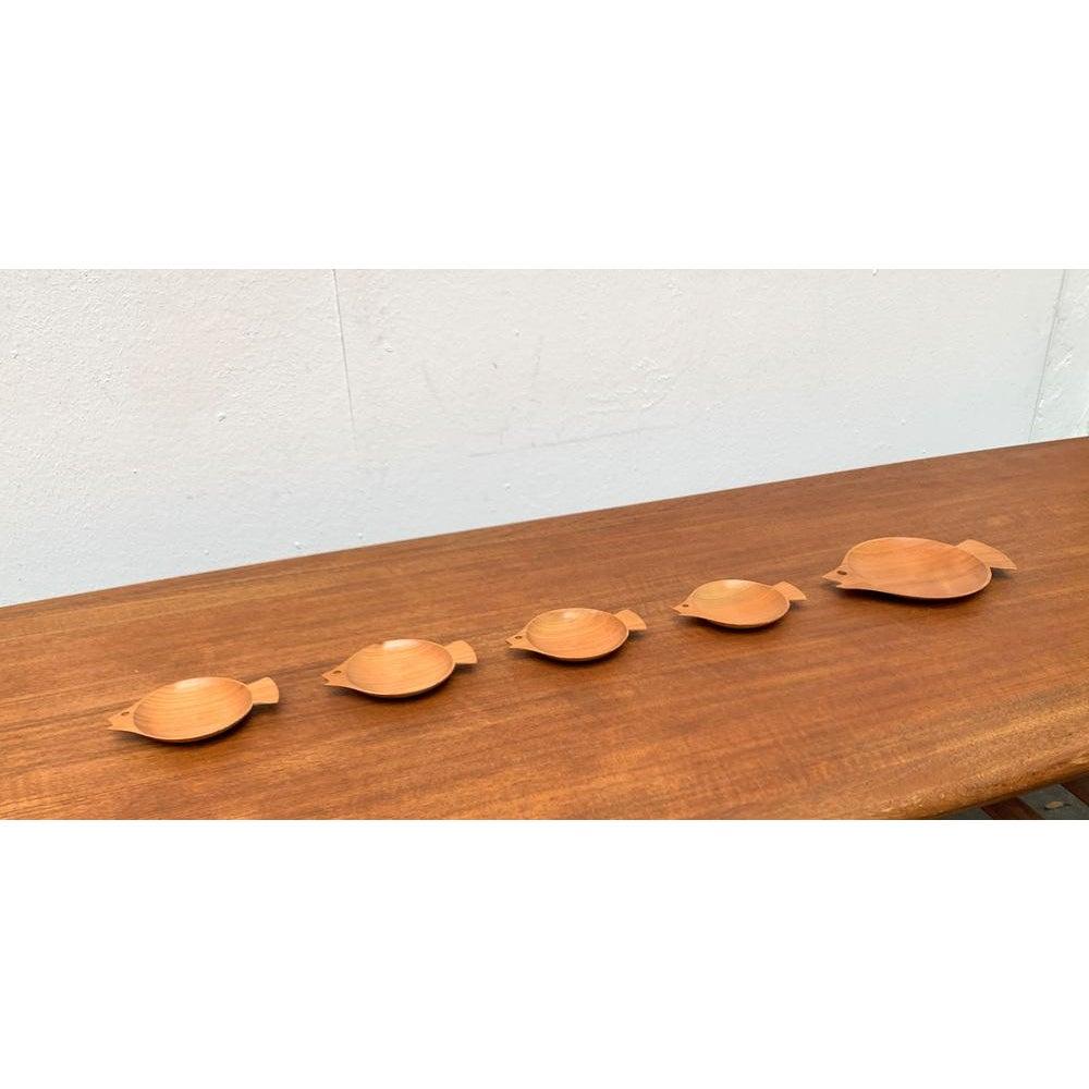 Ciotole in legno a forma di pesce, anni '60, set di 5, in ottime condizioni. Progettato dal 1960 al 1969.

Informazioni aggiuntive:
Materiali: Wood
Colore: Beige
Stili: Medioevo Moderno
Tipo di articolo: Vintage, Antico o Pre-owned
Dimensioni: