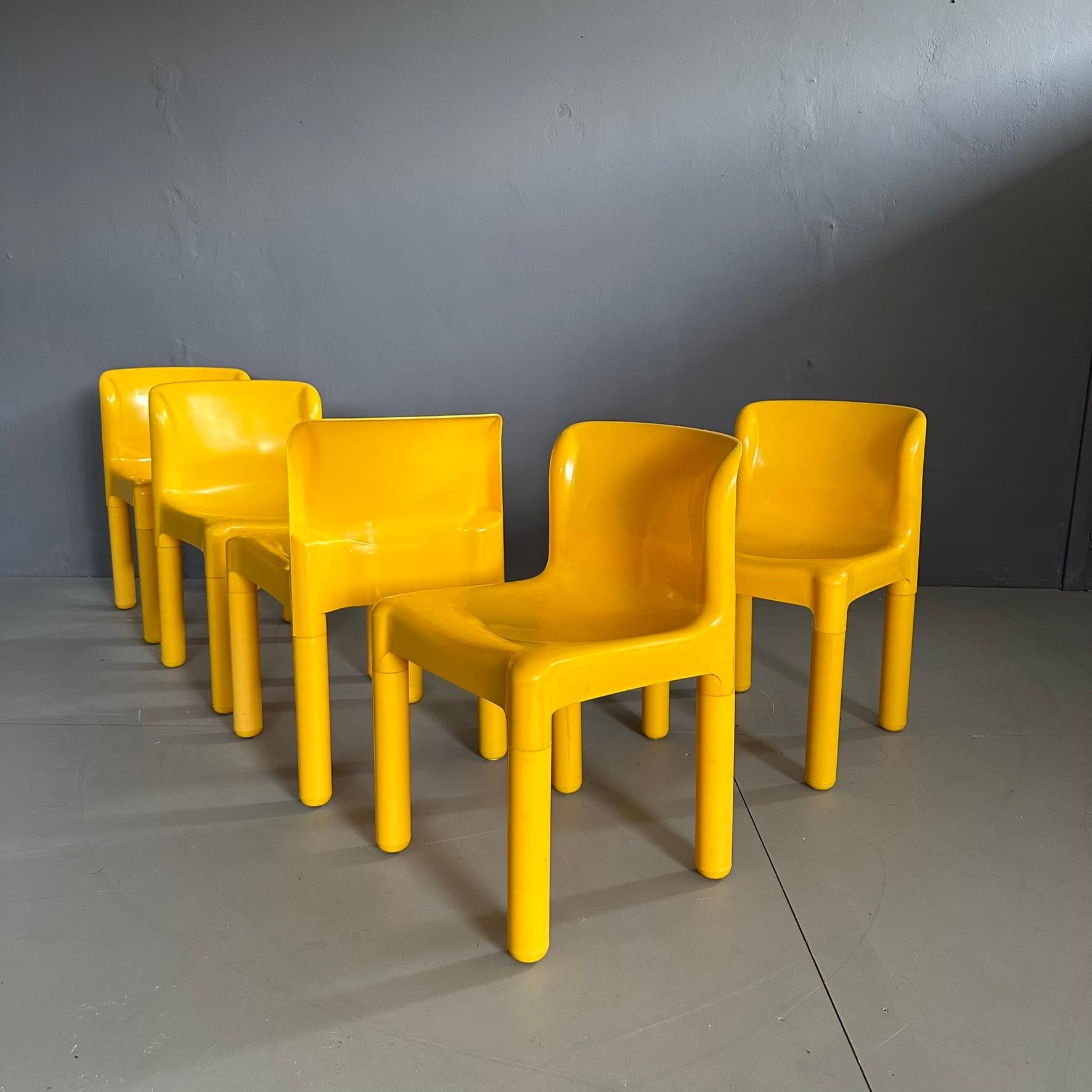 Ensemble de cinq chaises mod. 4875 conçu par Carlo Bartoli pour Kartell dans les années soixante-dix.
Chaises en plastique jaune vif.
Les pieds sont amovibles.
La marque d'authenticité est imprimée sous le siège...

