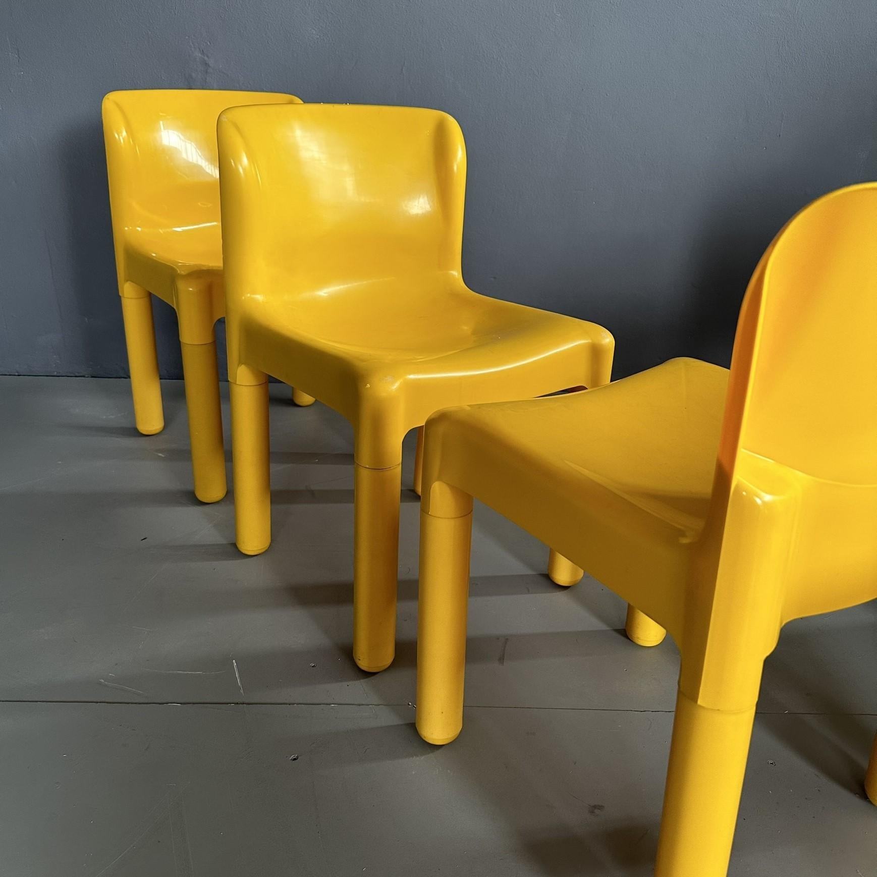 italien Ensemble de 5 chaises jaune vif mod. 4875 conçues par Carlo Bartoli pour Kartell  en vente
