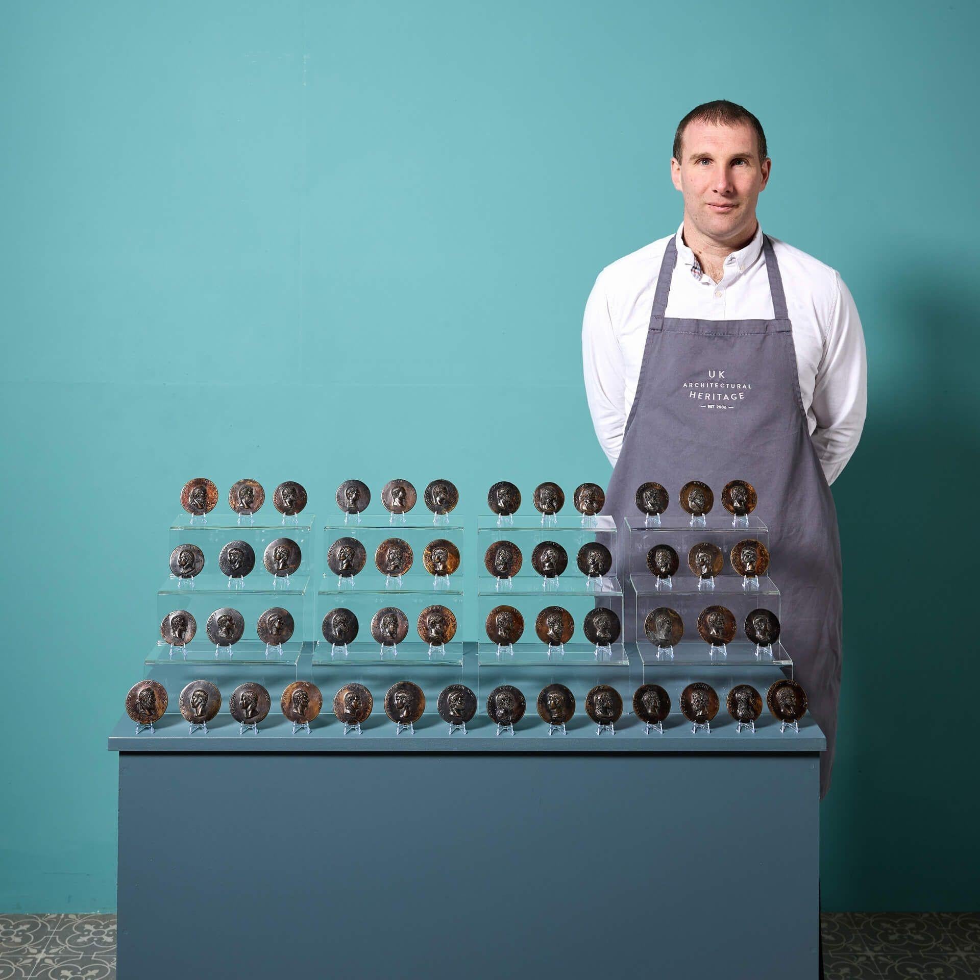 Un set di 50 medaglioni in bronzo patinato in stile Grand Tour raffiguranti gli imperatori romani e le loro mogli, tipicamente presenti sulle monete dell'epoca.

Una collezione di queste dimensioni è insolita e un reperto eccezionale: ogni moneta