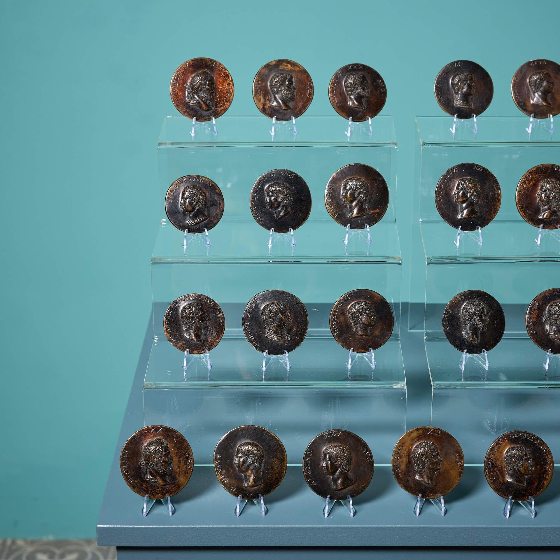 Italiano Set di 50 medaglioni in bronzo Grand Tour di imperatori e mogli romane in vendita