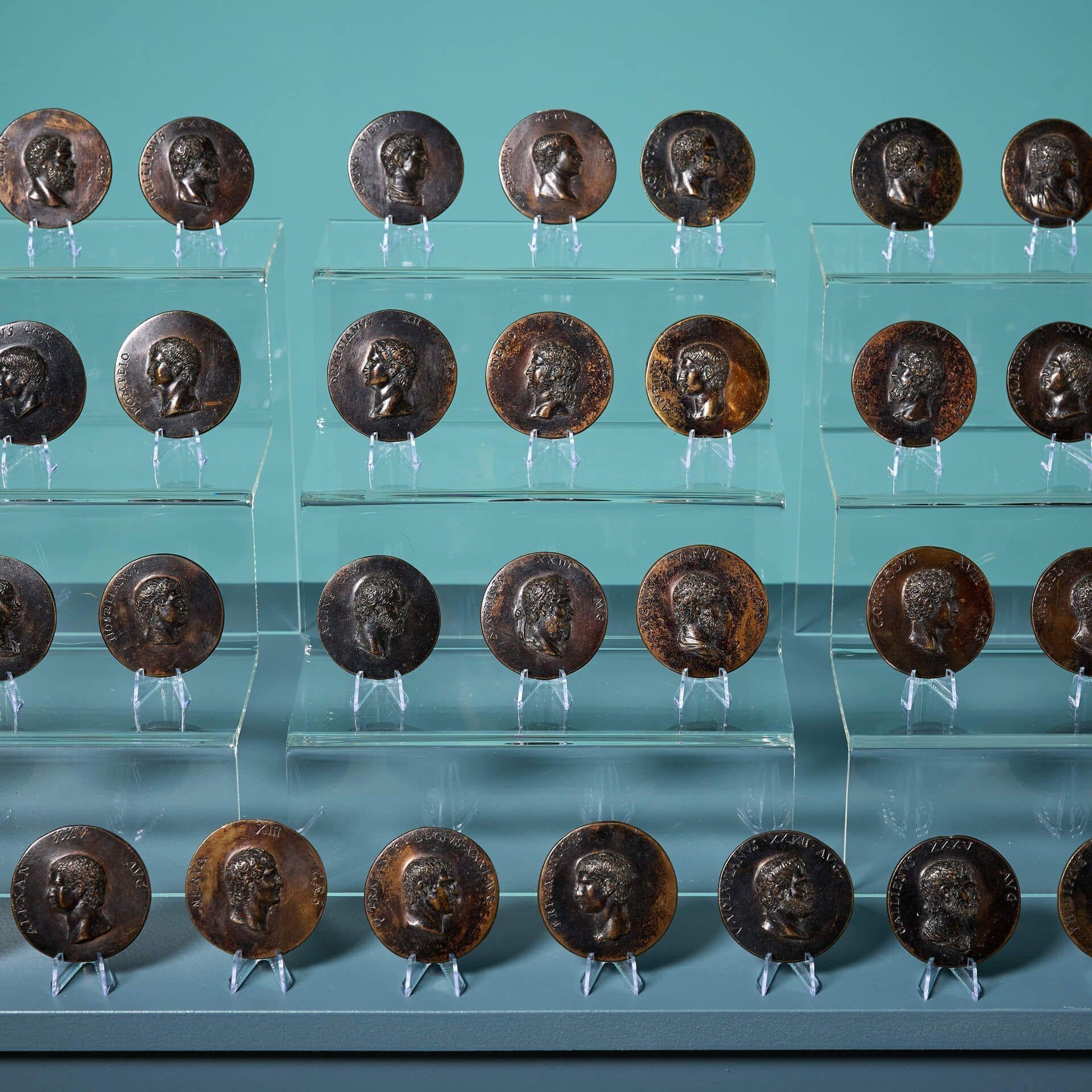Patinato Set di 50 medaglioni in bronzo Grand Tour di imperatori e mogli romane in vendita