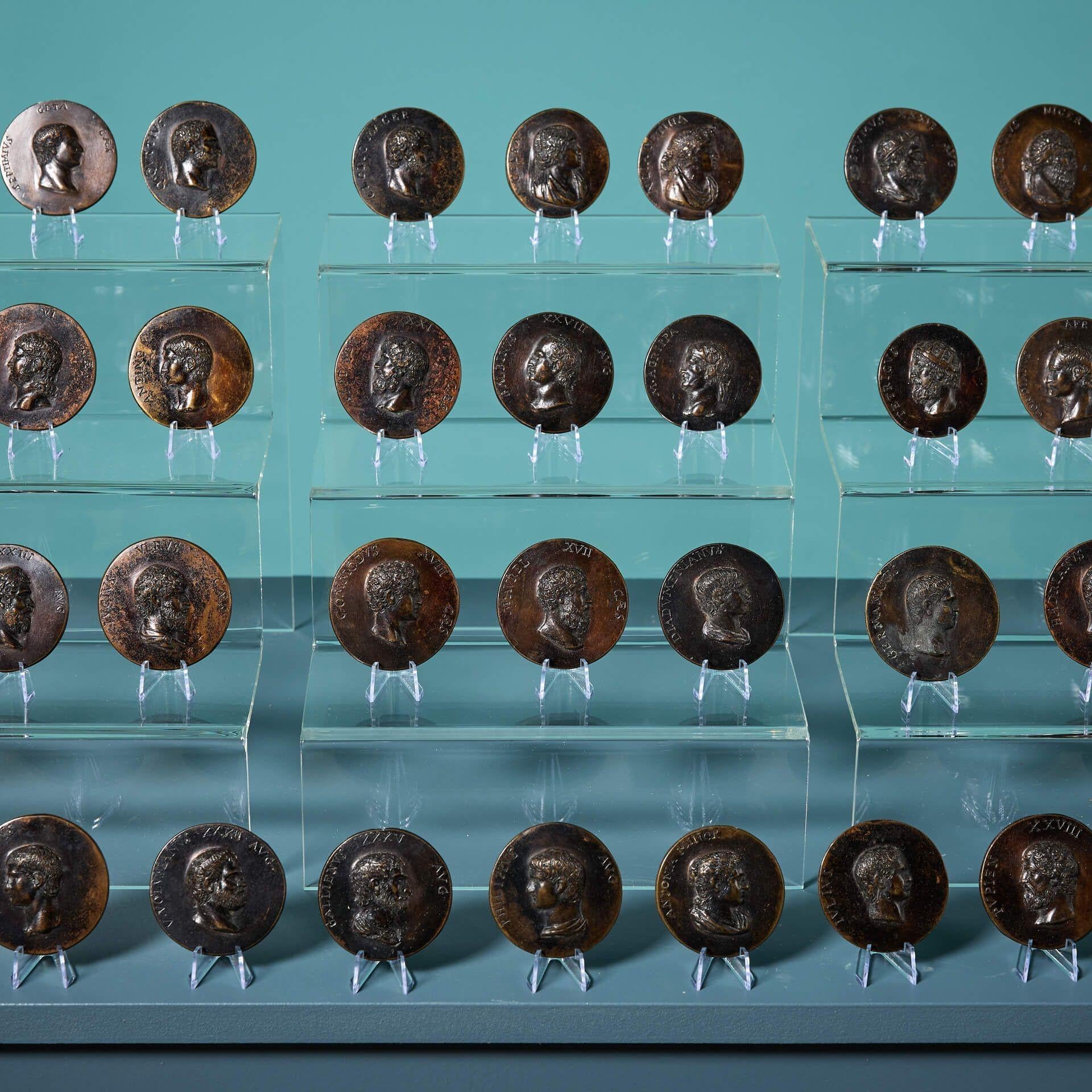 Set di 50 medaglioni in bronzo Grand Tour di imperatori e mogli romane In condizioni discrete in vendita a Wormelow, Herefordshire