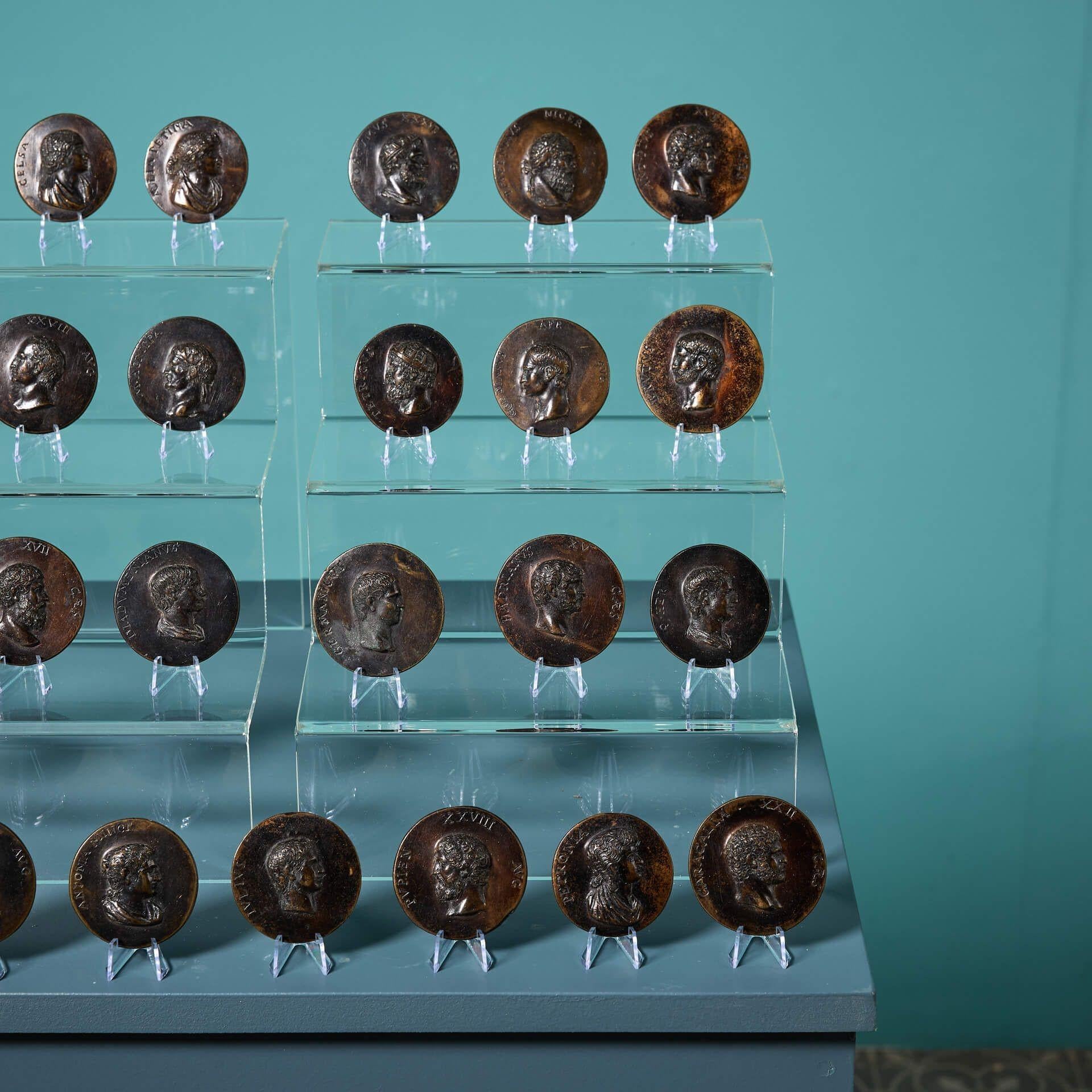 XIX secolo Set di 50 medaglioni in bronzo Grand Tour di imperatori e mogli romane in vendita