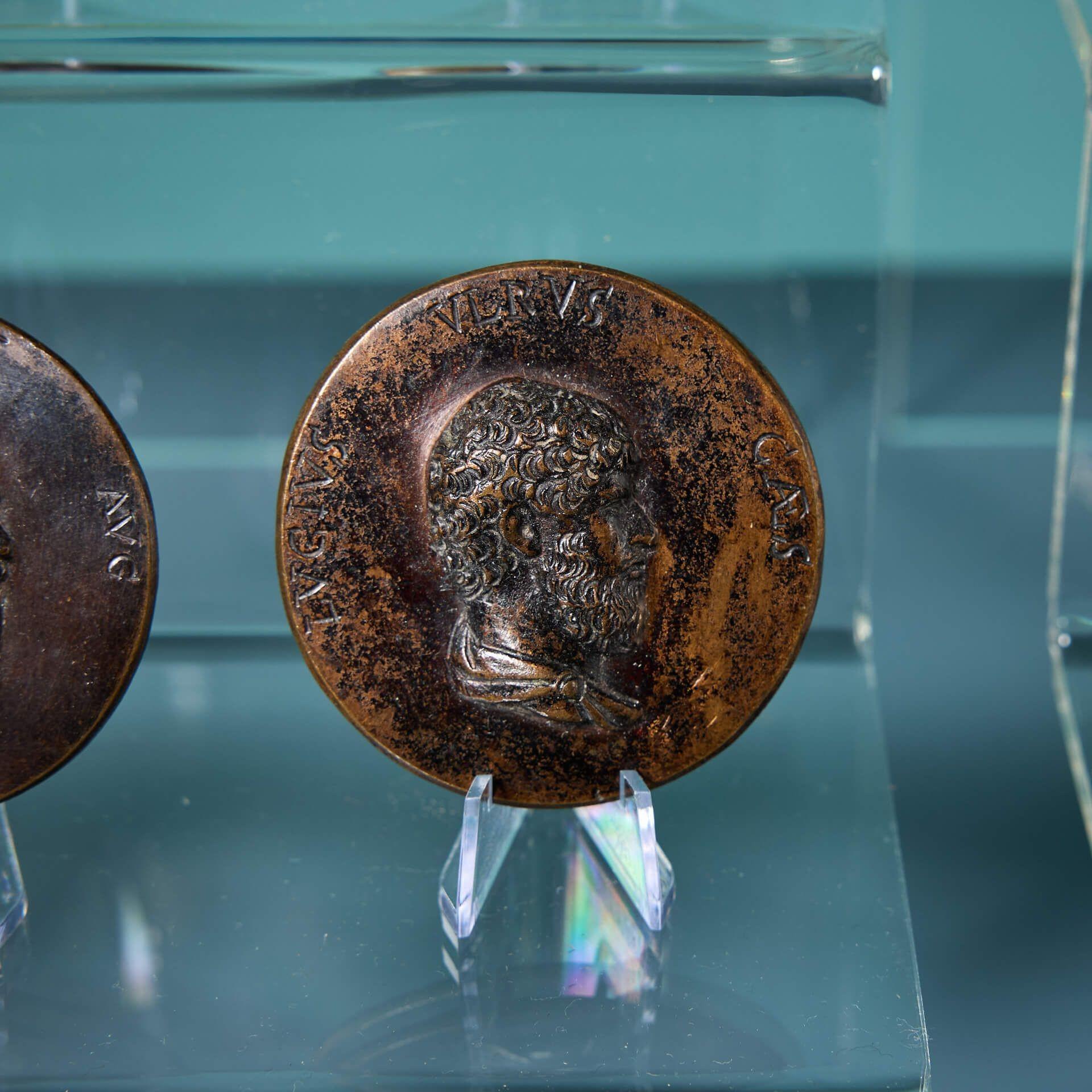 Metallo Set di 50 medaglioni in bronzo Grand Tour di imperatori e mogli romane in vendita