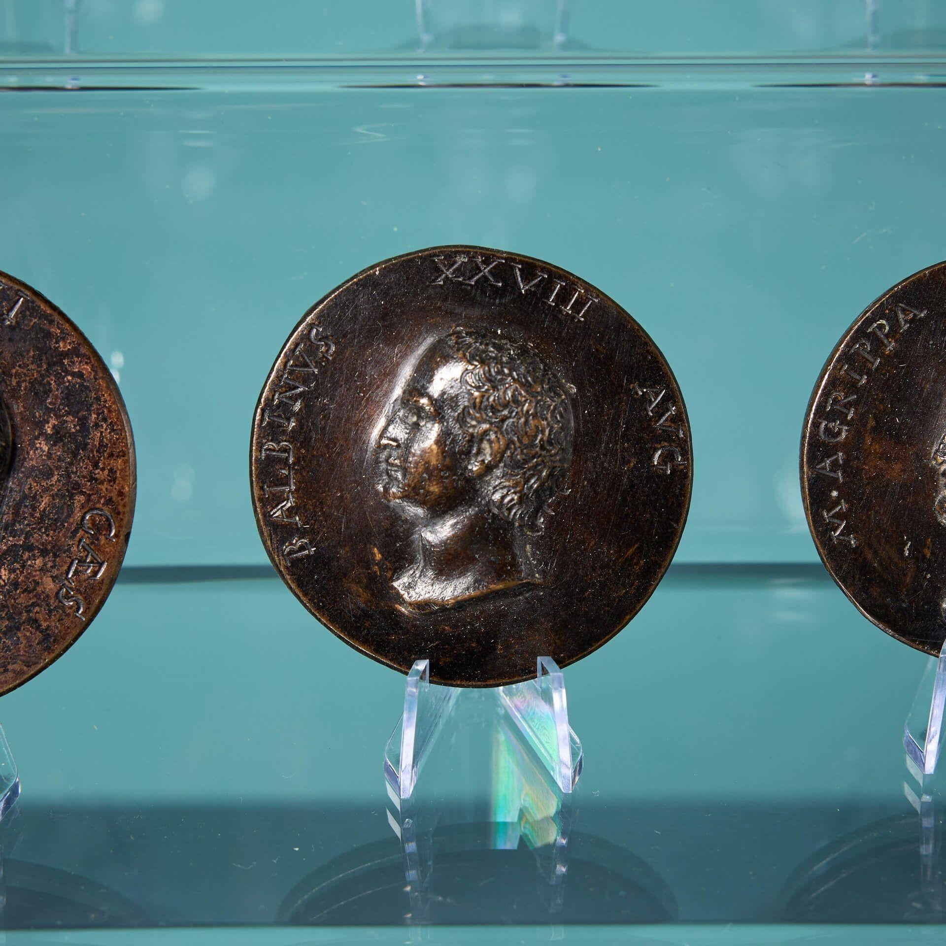 Set di 50 medaglioni in bronzo Grand Tour di imperatori e mogli romane in vendita 1