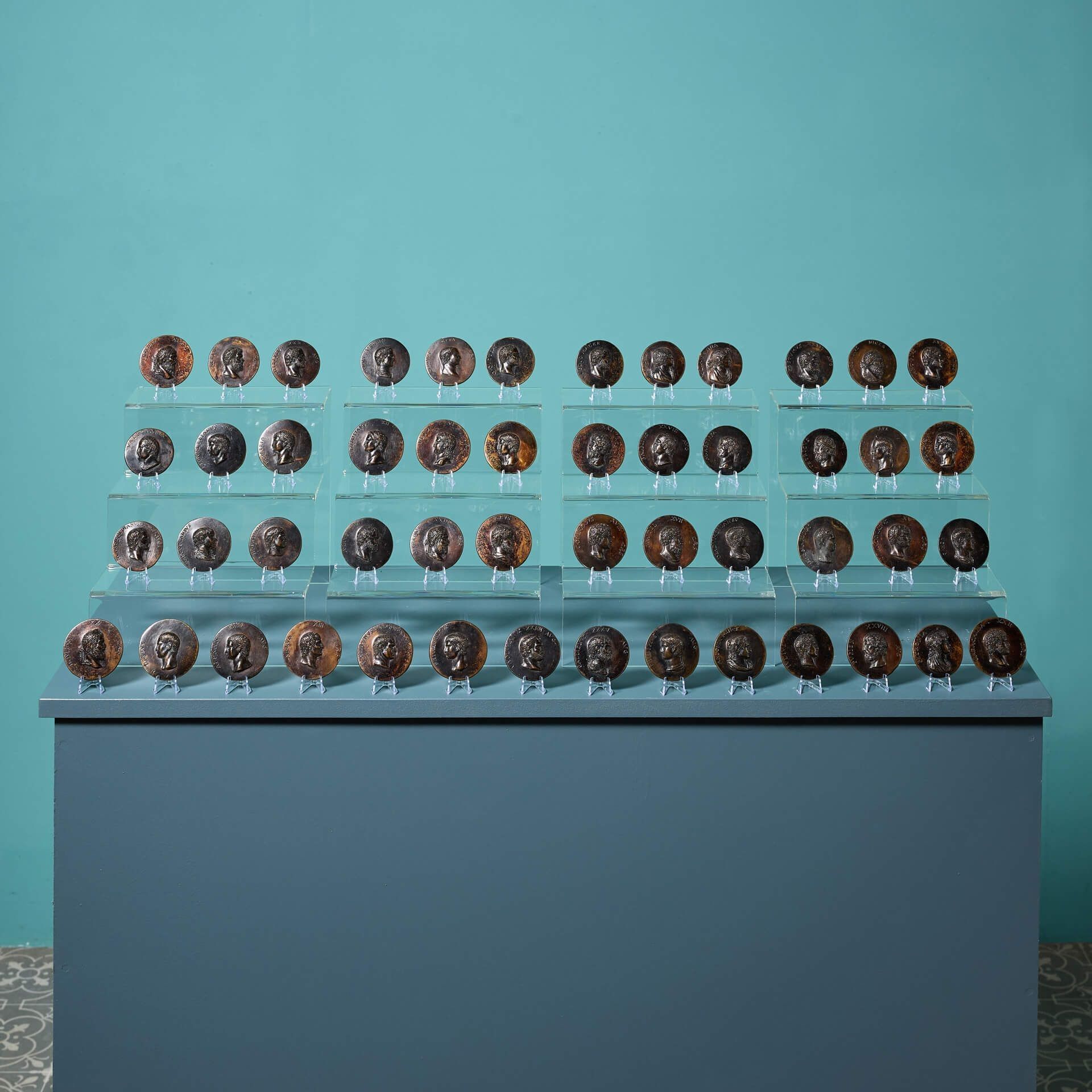Conjunto de 50 medallones de bronce de emperadores y esposas romanos del Grand Tour
