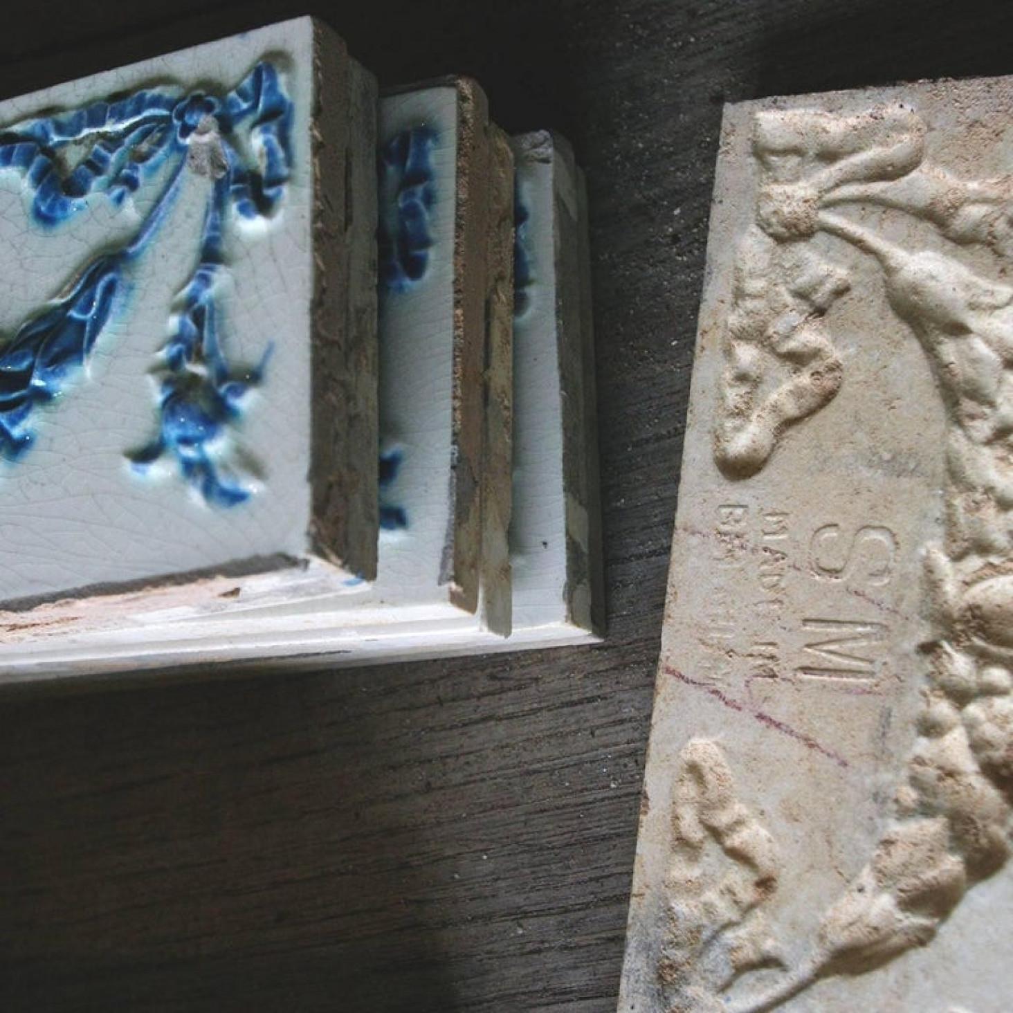 Une pièce d'art mural unique et inhabituelle. Il y a 50 carreaux individuels. Chaque carreau patiné est une œuvre d'art en soi. Chaque tuile est peinte individuellement à la main. Taille de chaque carreau : 10 cm de côté x 1 cm d'épaisseur,

Il