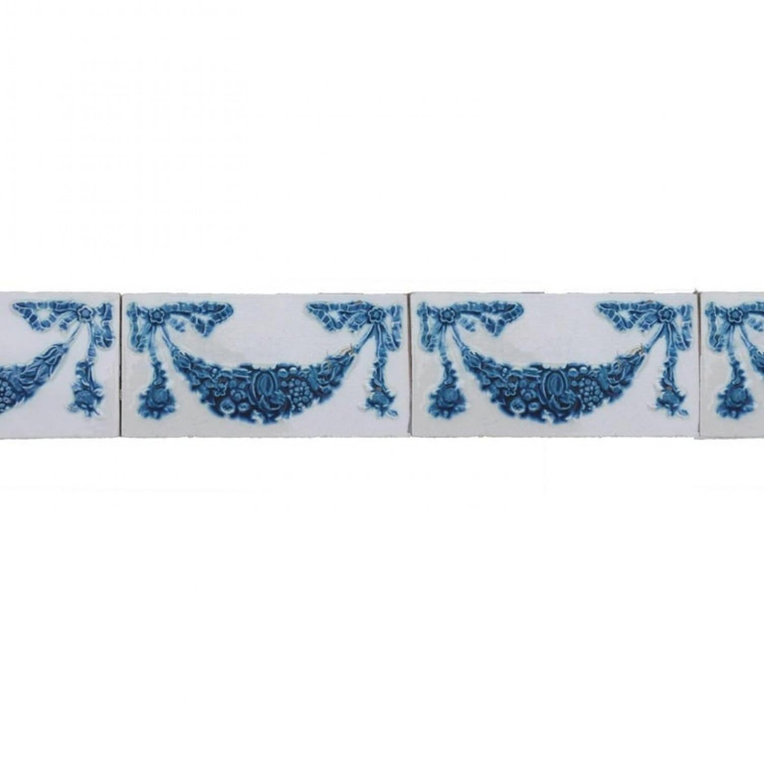 Jugendstil Ensemble de 50 carreaux en céramique en relief peints à la main par la Société Morialme, 1895 en vente