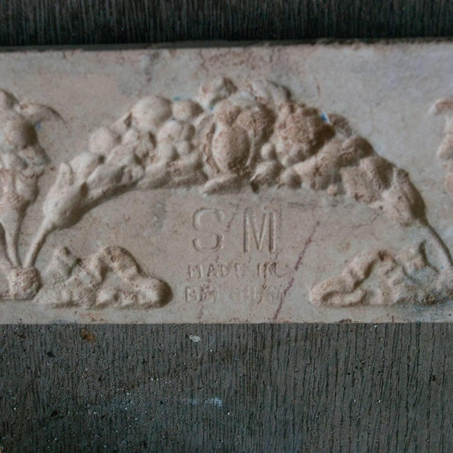 Ensemble de 50 carreaux en céramique en relief peints à la main par la Société Morialme, 1895 Excellent état - En vente à Rijssen, NL