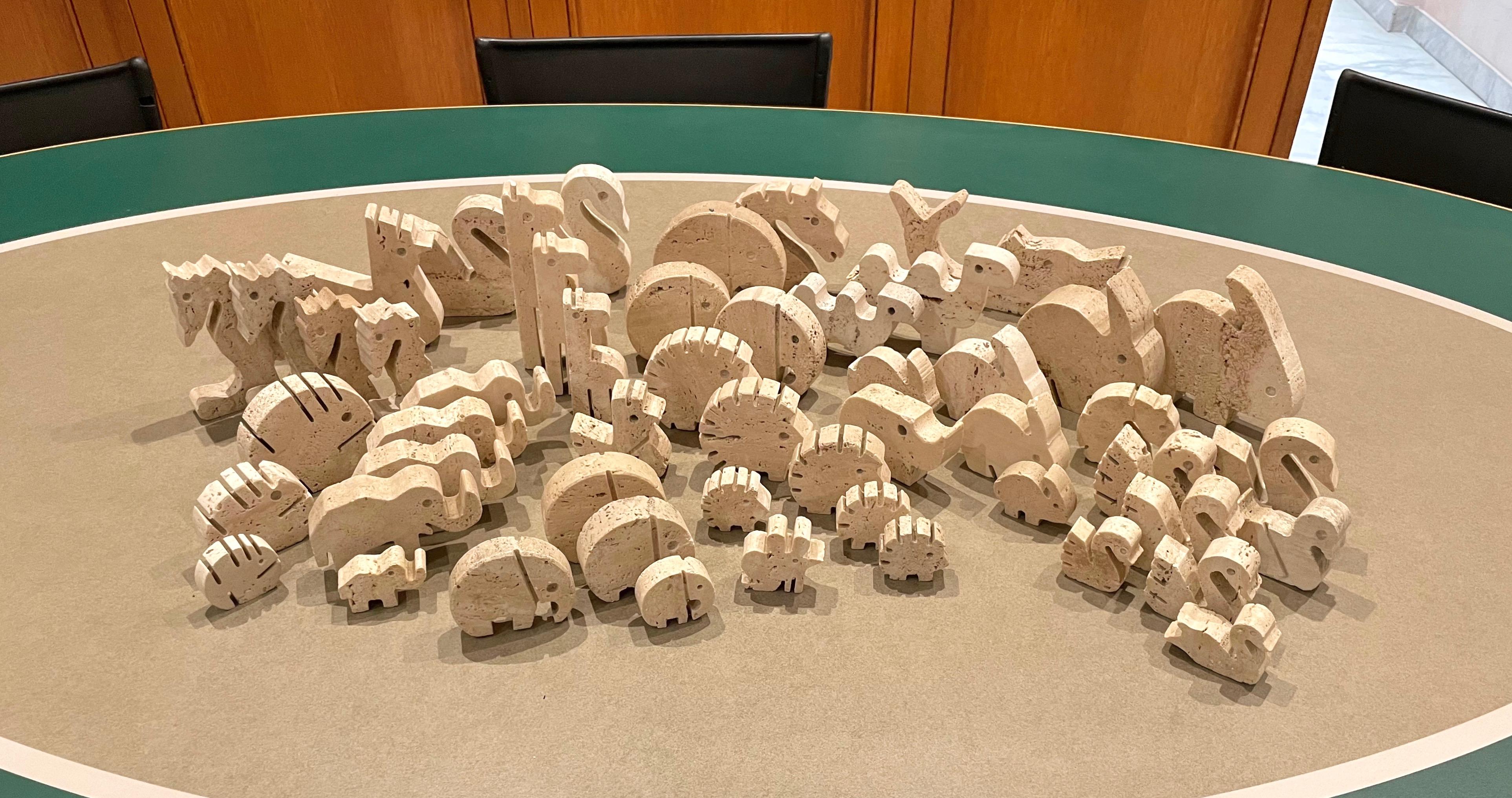 Erstaunliche Reihe von 52 Tierskulpturen Briefbeschwerer in Travertin Marmor zugeschrieben Fratelli Mannelli. 

Bestehend aus verschiedenen Arten von Tieren in verschiedenen Größen, einschließlich Giraffe, Nashorn, Schwan, Igel, Elefant, Wal,