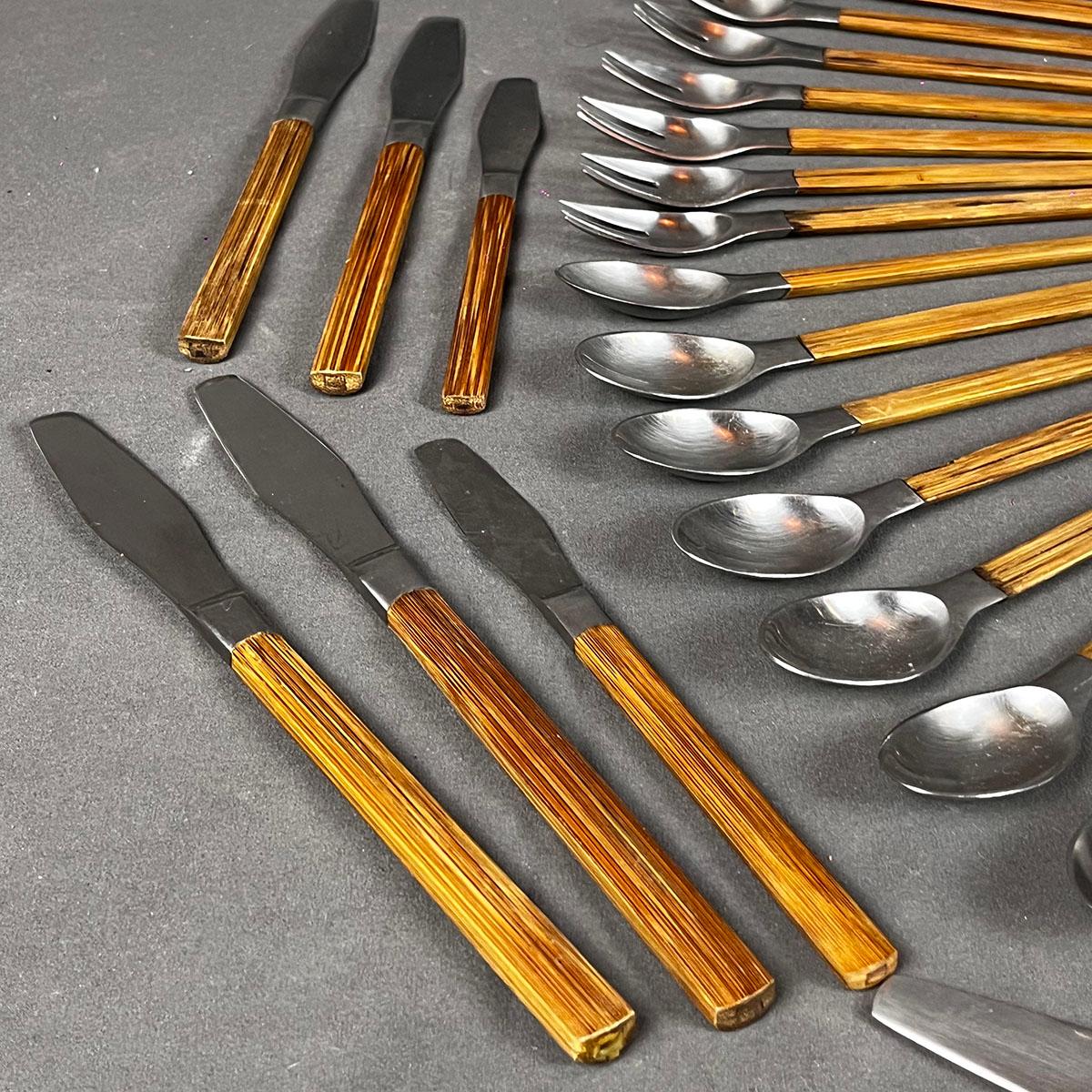 Juego de 53 cubiertos Toke de bambú y acero inoxidable para 8 Moderno de mediados de siglo en venta