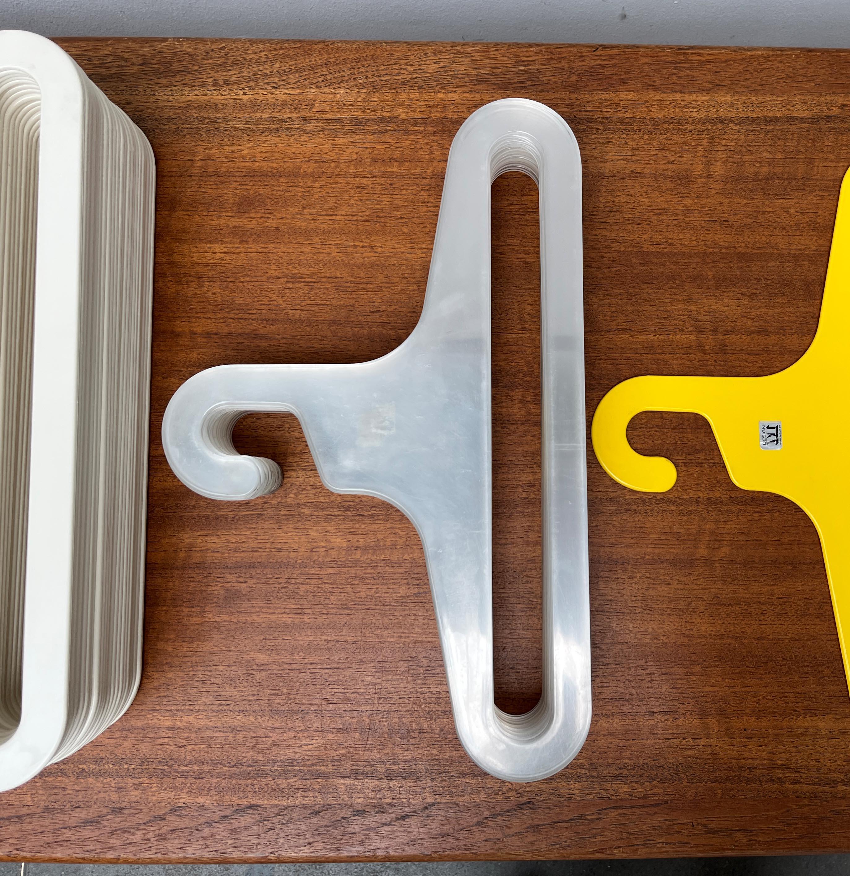 Set di 56 appendiabiti Modern Age di metà secolo di Ingo Maurer per M Design. in vendita 6