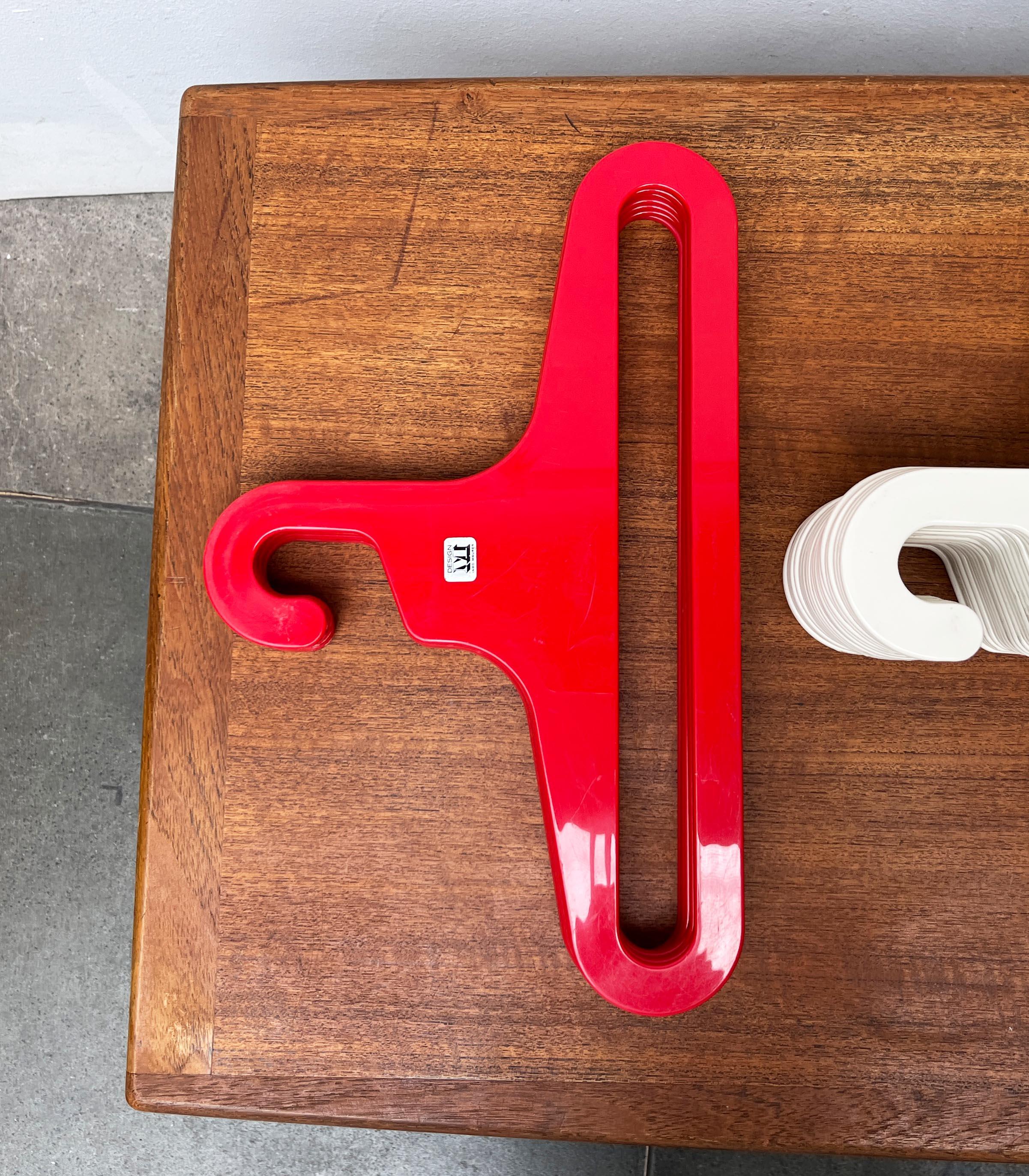 Set di 56 appendiabiti Modern Age di metà secolo di Ingo Maurer per M Design. in vendita 7