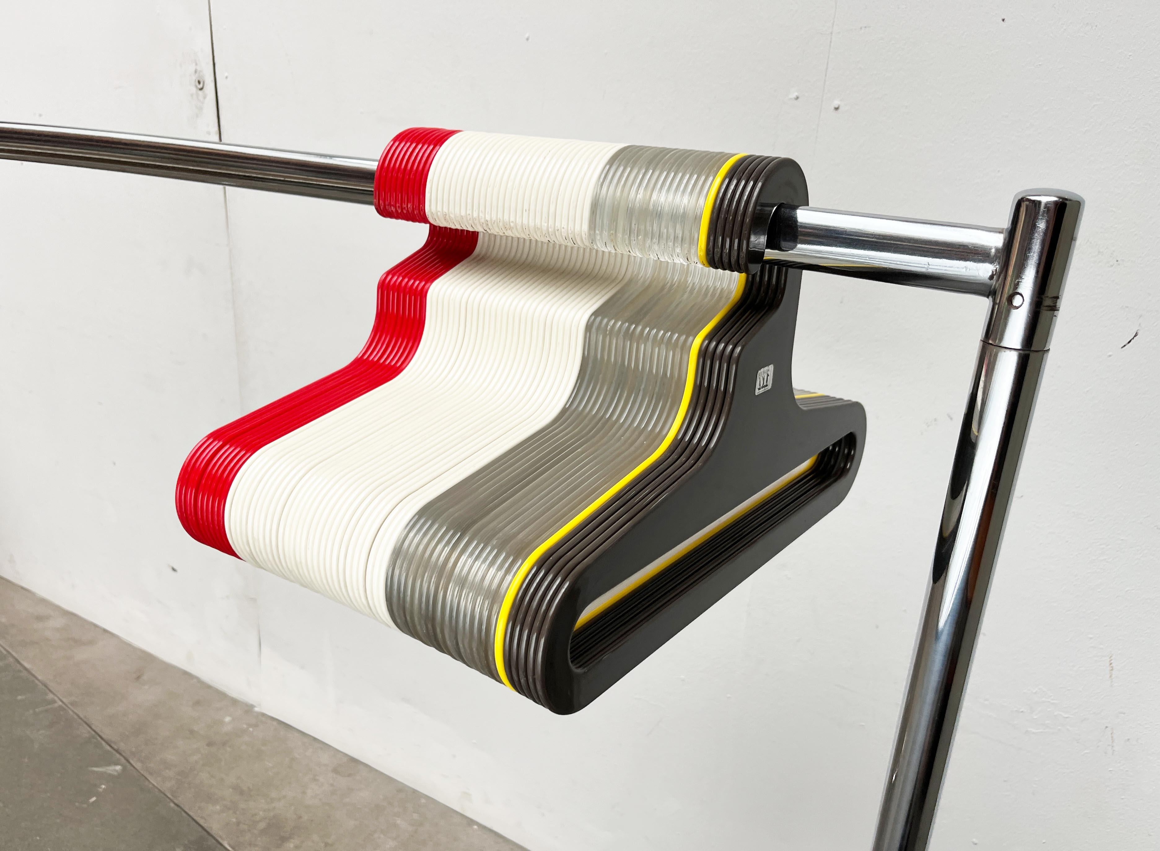 Plastica Set di 56 appendiabiti Modern Age di metà secolo di Ingo Maurer per M Design. in vendita