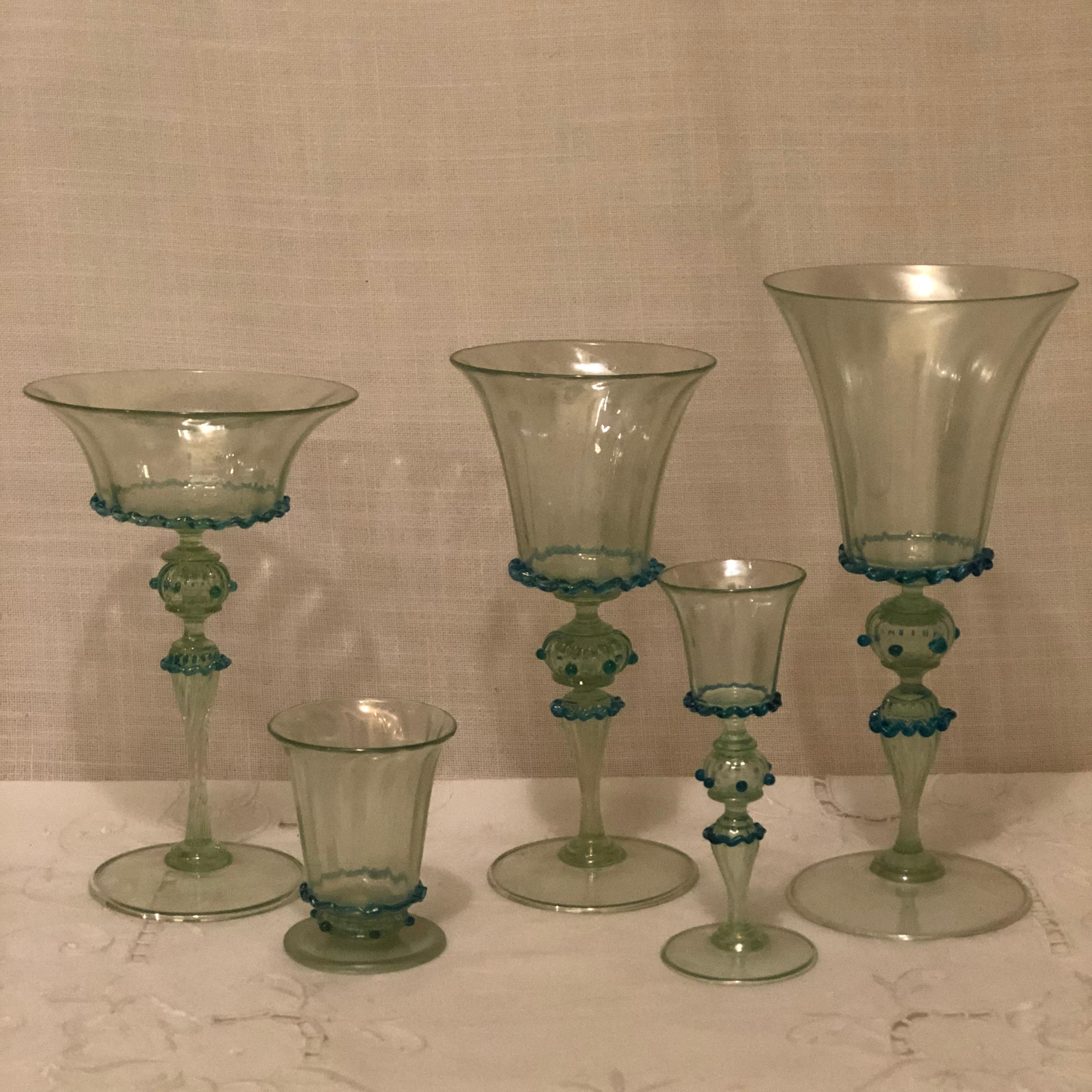 Ensemble de 58 pièces de verres à pied vénitiens opalescents de Salviati. Les verres à pied ont été soufflés à la main dans le but de leur faire prendre toutes les couleurs de l'arc-en-ciel, comme le ferait un joyau d'opale lorsque vous le placez