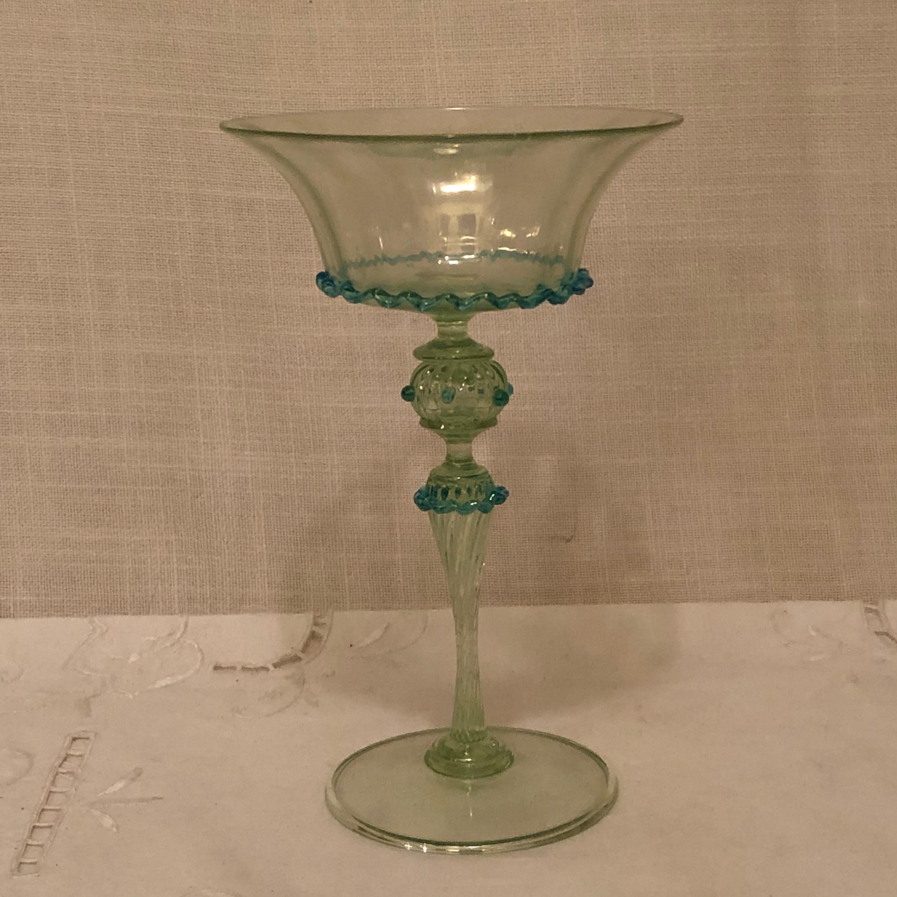 Autre Ensemble de 58 pièces de verres à pied vénitiens opalescents de Salviati en vente