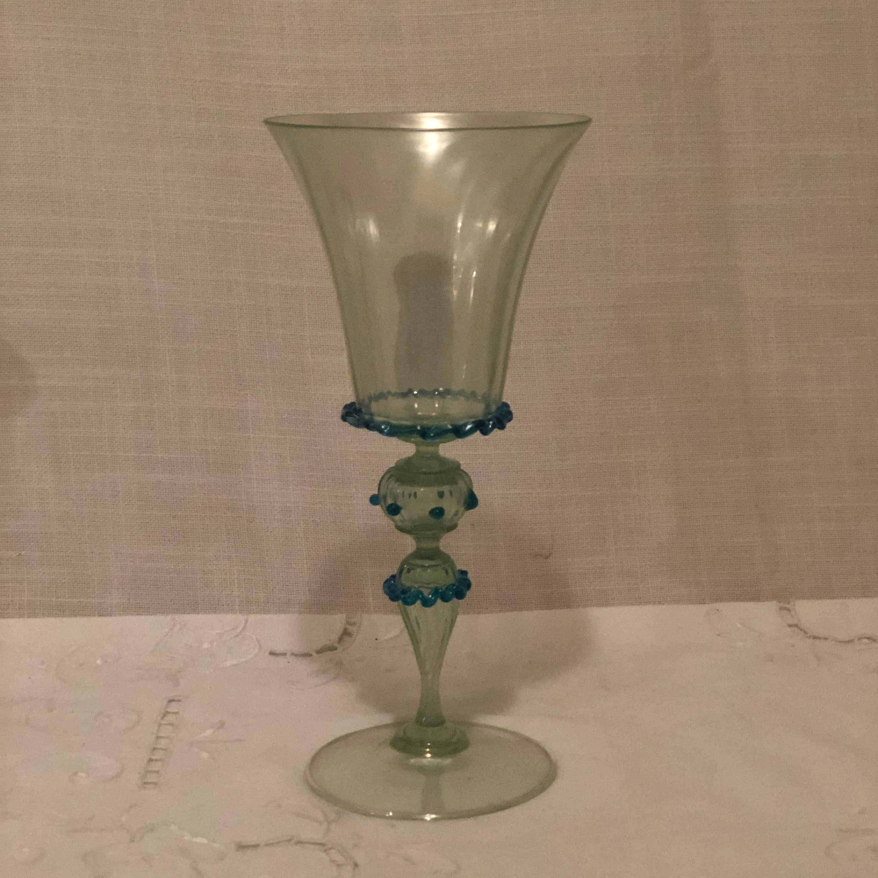 Fait main Ensemble de 58 pièces de verres à pied vénitiens opalescents de Salviati en vente