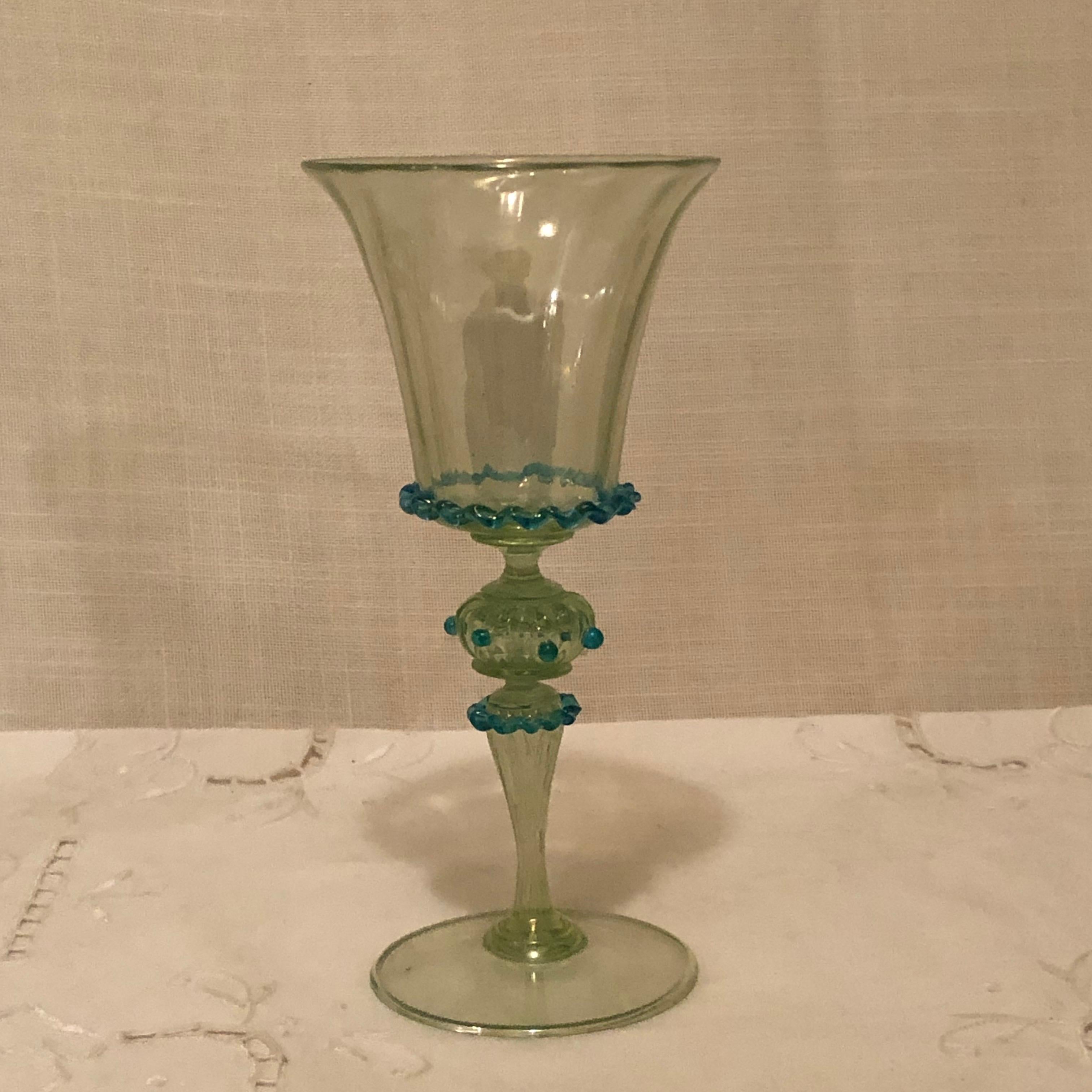 Ensemble de 58 pièces de verres à pied vénitiens opalescents de Salviati Bon état - En vente à Boston, MA