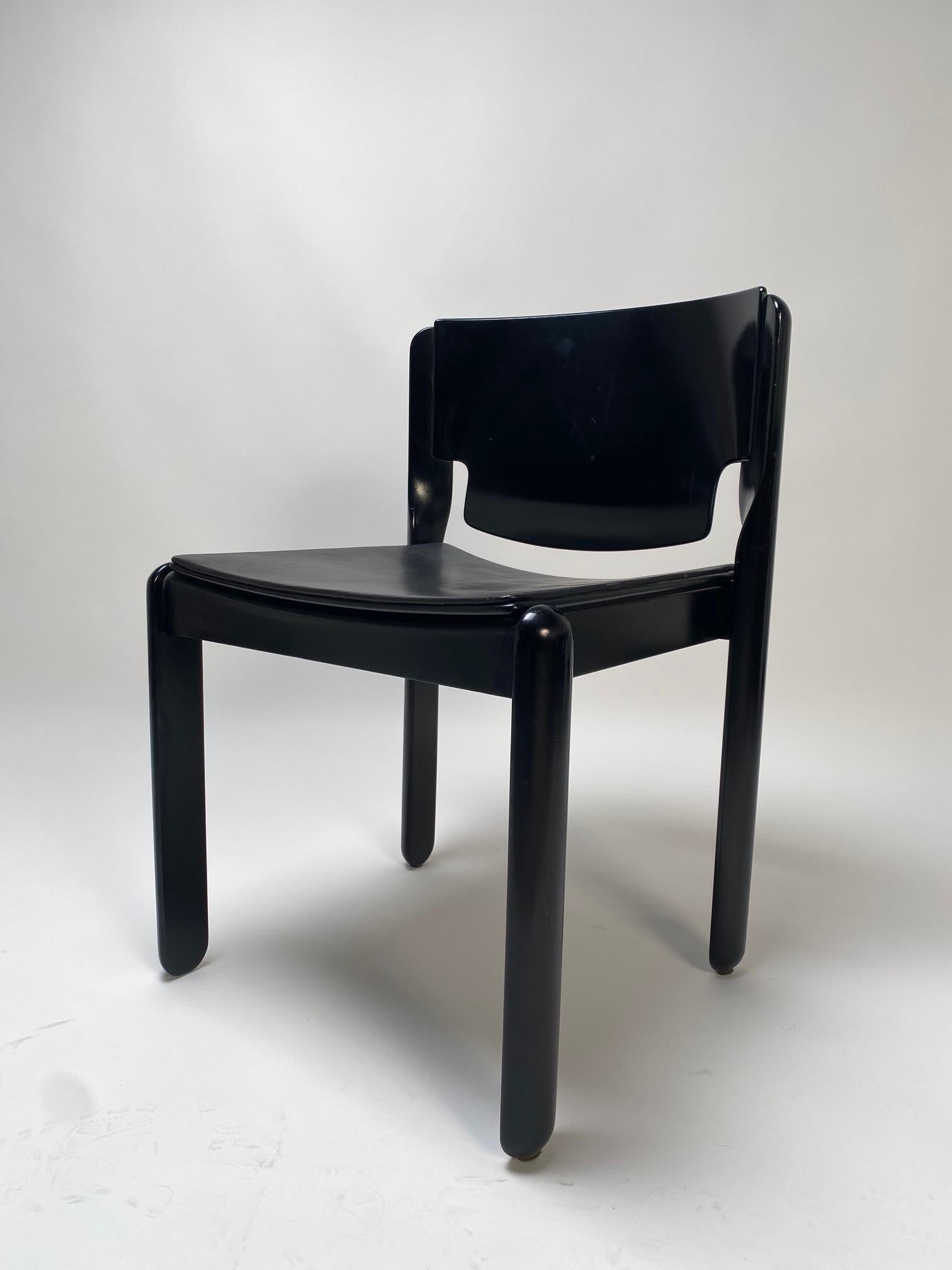 Véritable icône du Making Works/One et du meilleur design appliqué, les 122 chaises sont l'œuvre du célèbre architecte et designer Vico Magistretti.

Confortables et très élégants, dans la version total black que nous proposons ici, ils s'adaptent
