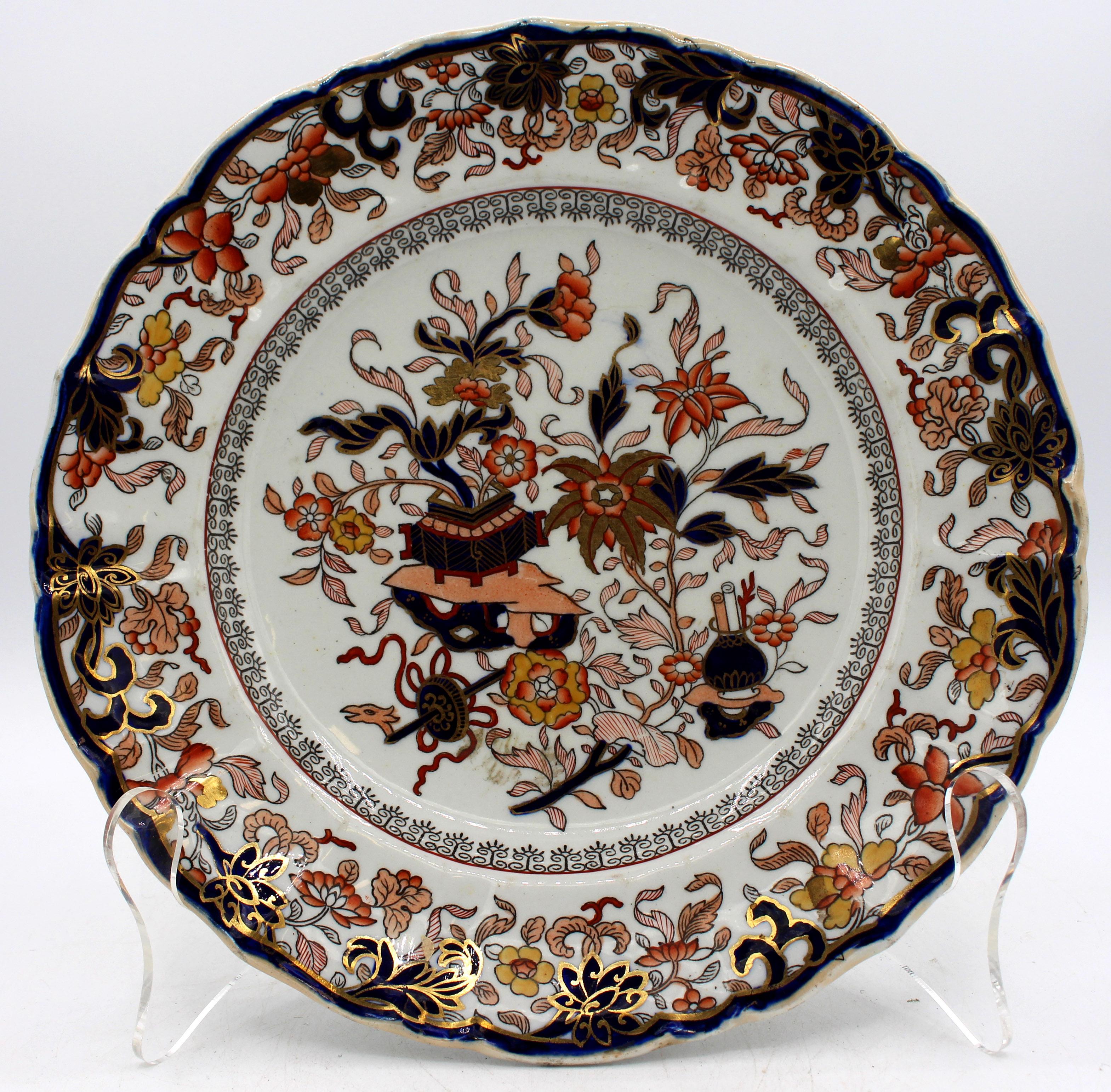 1830-1848 Ensemble de 6 assiettes plates, Mason's Patent Ironstone, anglais. Couronne et bannière imprimées par transfert. Motif 